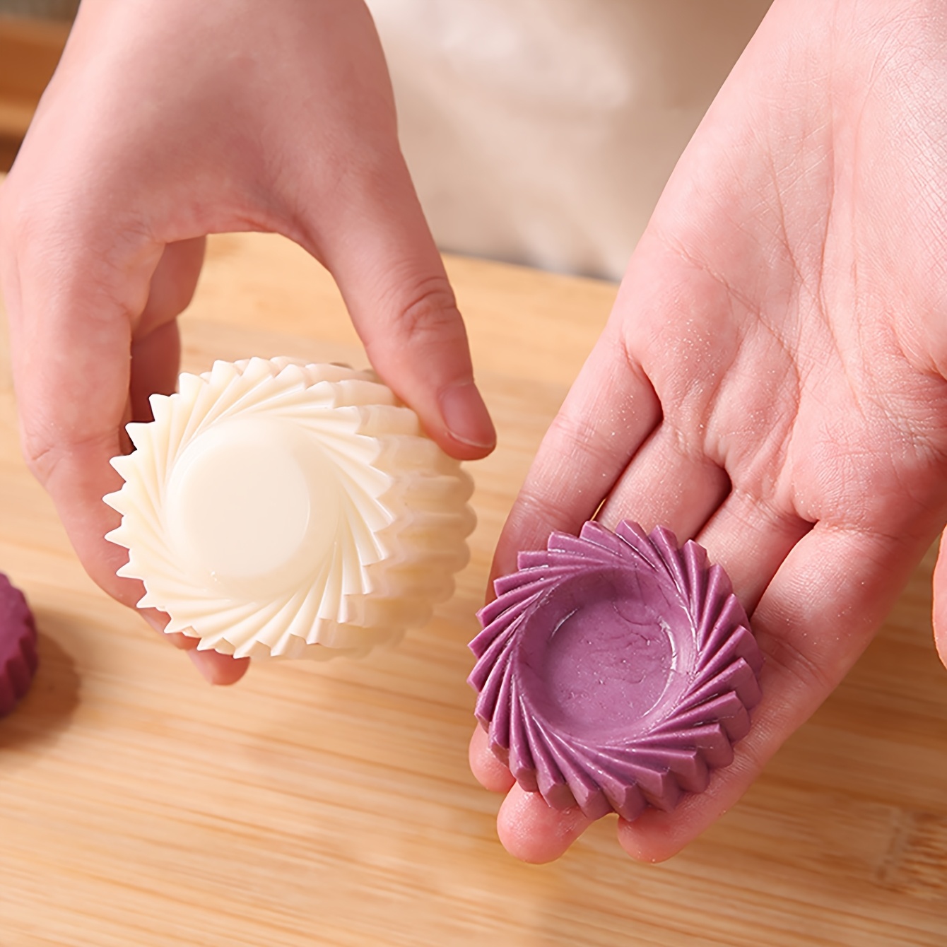 1pc Elegant Floral Cookie Cutter Mold - Durable Silicone Pastry Mold With Intricate , Perfect For Cakes, , Pastries - Ideal For Birthday, Christmas