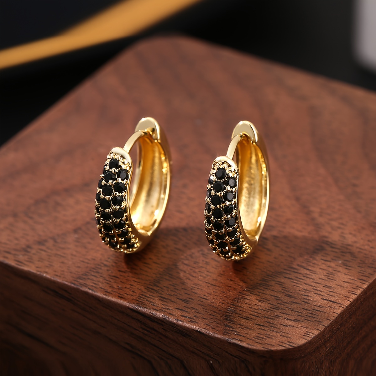 Image of A Pair Of Elegant Vintage-style Earrings Featuring Geometric Oval Shapes With Copper Inlaid Black Synthetic Zirconia Stones, Perfect For Dates And Festive Gifts
