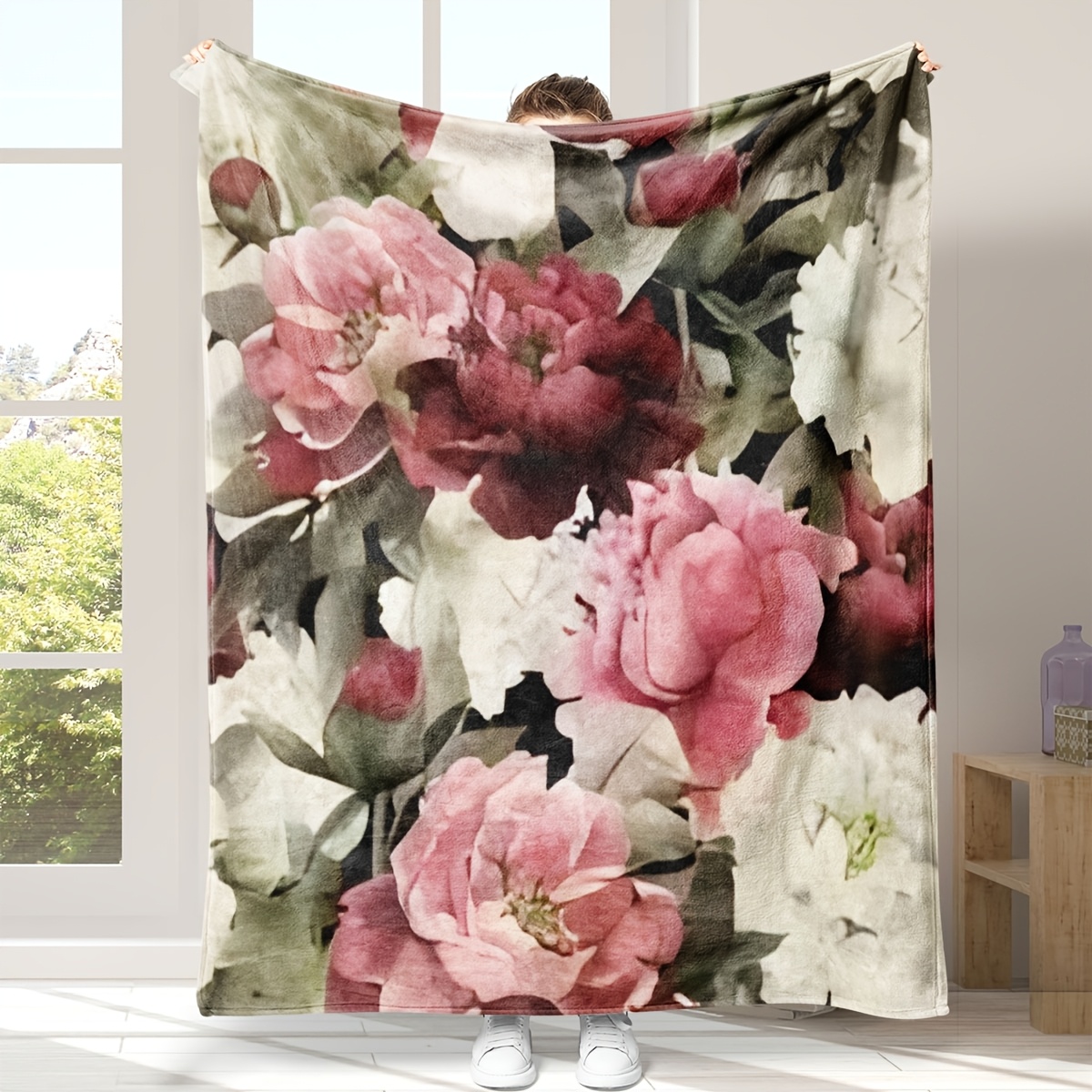 

1pc Style Hypoallergenic Floral Print Flannel Fleece Blanket For All - Geometric Rose Pattern, Machine Washable, Soft And Polyester Knit, 200-250gsm