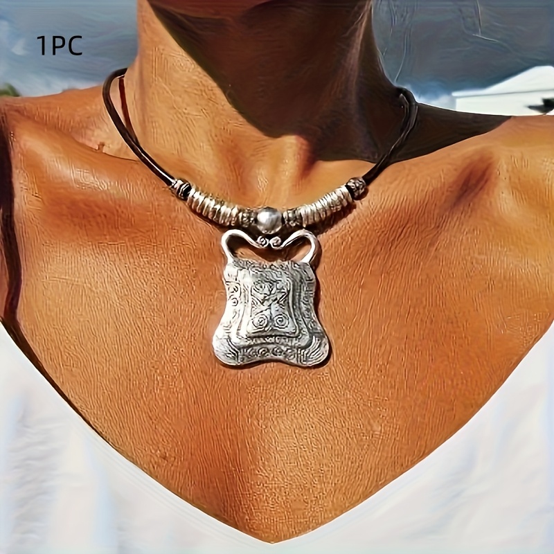 E-shop Ein klassisches Design mit geometrischen Muster im Vintage-Boho-Stil, als Geschenk für Frauen. Diese modische Halskette mit Anhänger ist ein