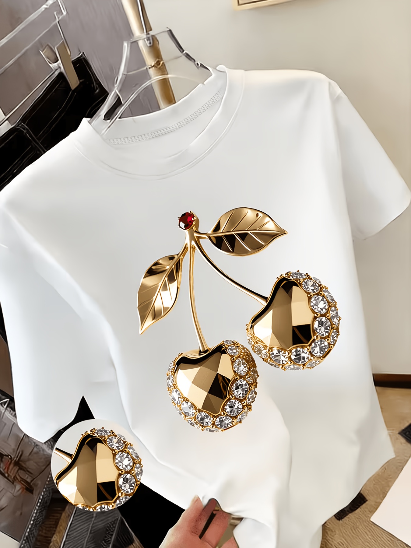 T-shirt Femme Y2K — Cerises Dorées & Diamants T-shirt Y2K pour femme à imprimé cerises dorées avec embellissements en diamant - Haut respirant à col ras du cou compatible avec une blouse | Essentiel de la garde-robe printemps-été | T-shirt décontracté léger adapté aux fêtes, cadeaux et tenues décontractées