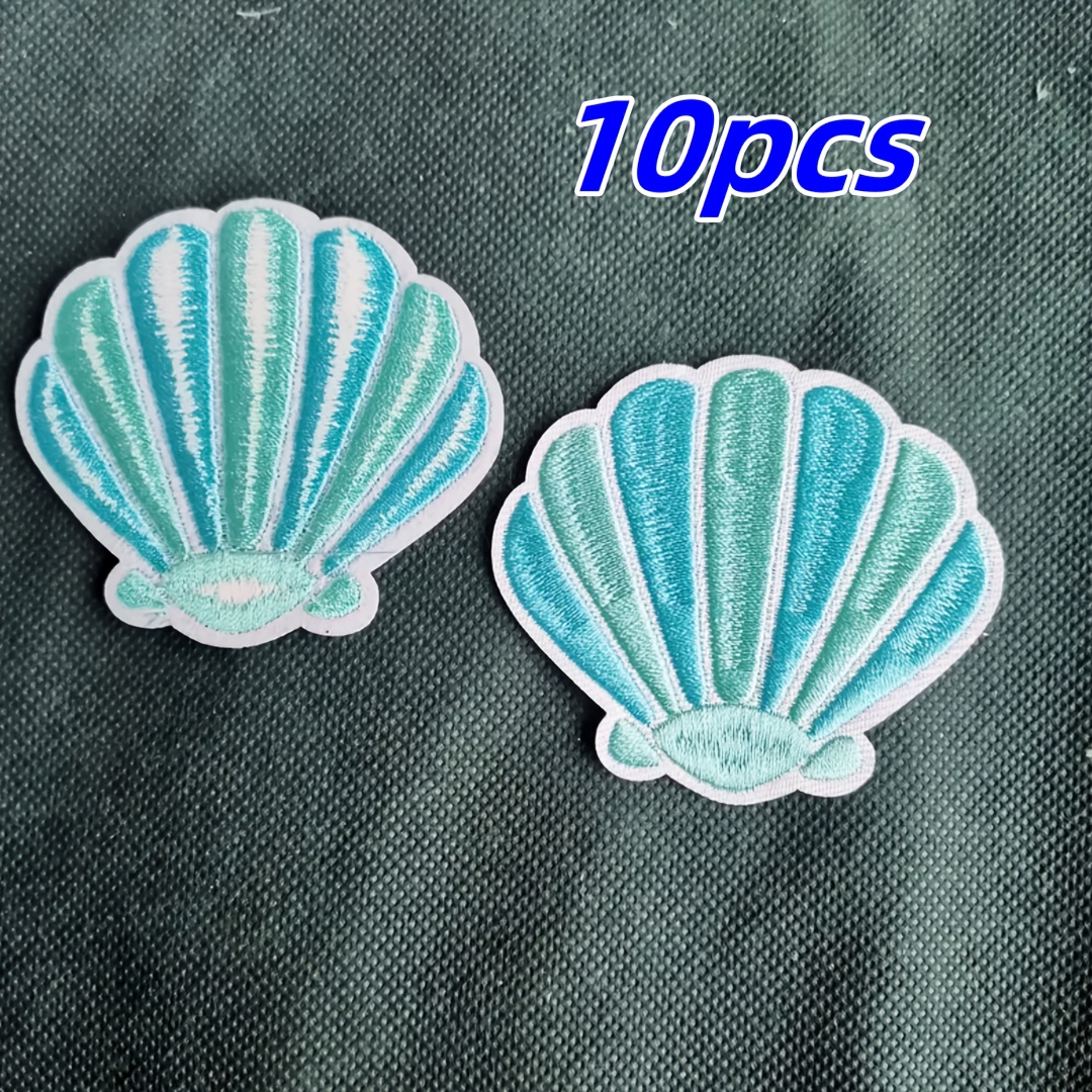 E-shop 10 Stück Sommerstrandurlaub-Thema Bügelstickerei-Patches mit blauem Muscheldesign - zum Nähen geeignete Aufkleber für Kleidung, Hüte und