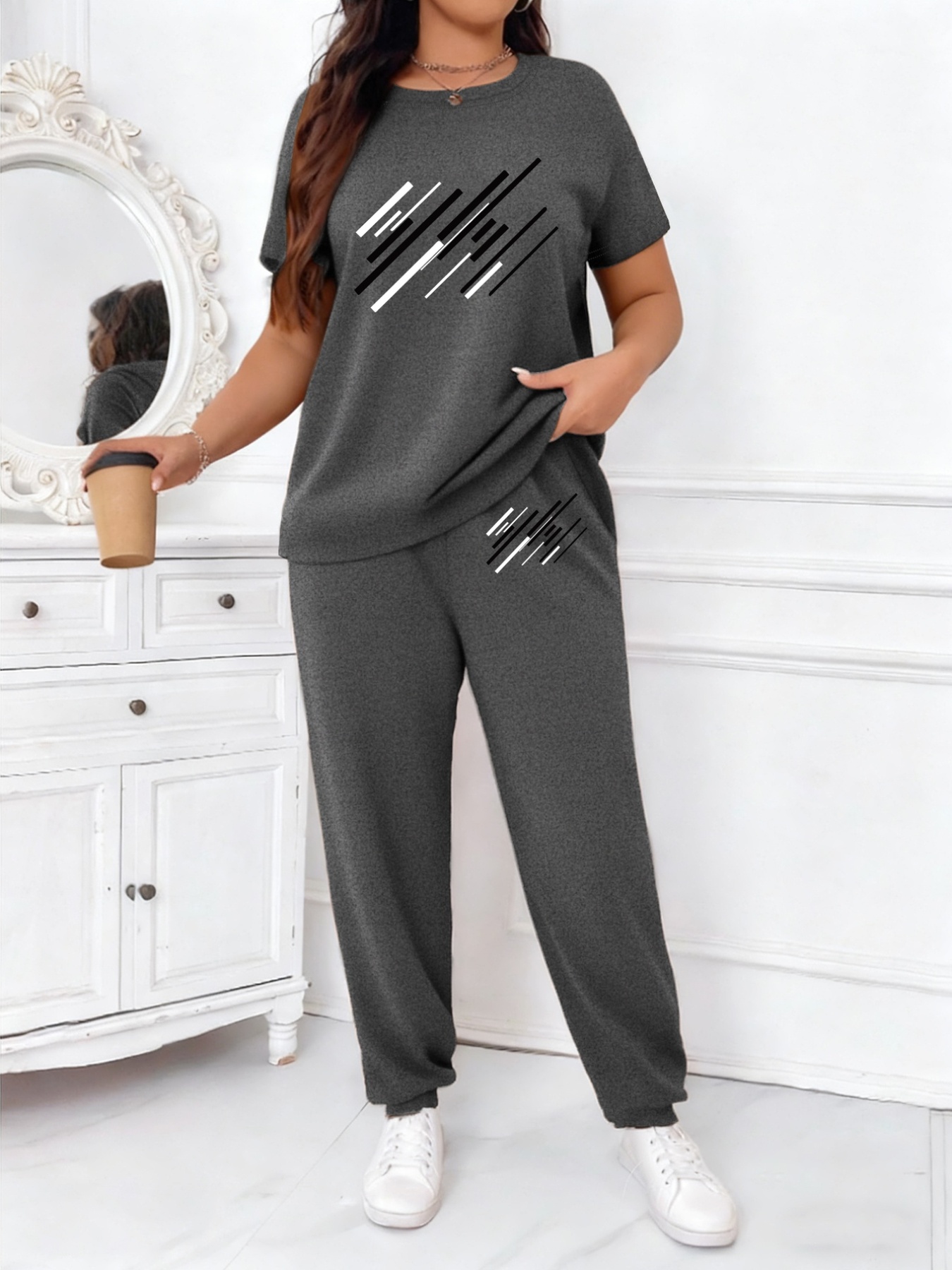 Ensemble de détente 2 pièces Y pour femme grande taille - T-shirt doux à élasticité moyenne et jogging avec cordons de serrage et poches, imprimé graphique, style décontracté - Idéal pour le printemps et l'été Ensemble de détente 2 pièces Y pour femme grande taille - T-shirt doux à élasticité moyenne et jogging avec cordons de serrage et poches, imprimé graphique, style décontracté - Idéal pour le printemps et l