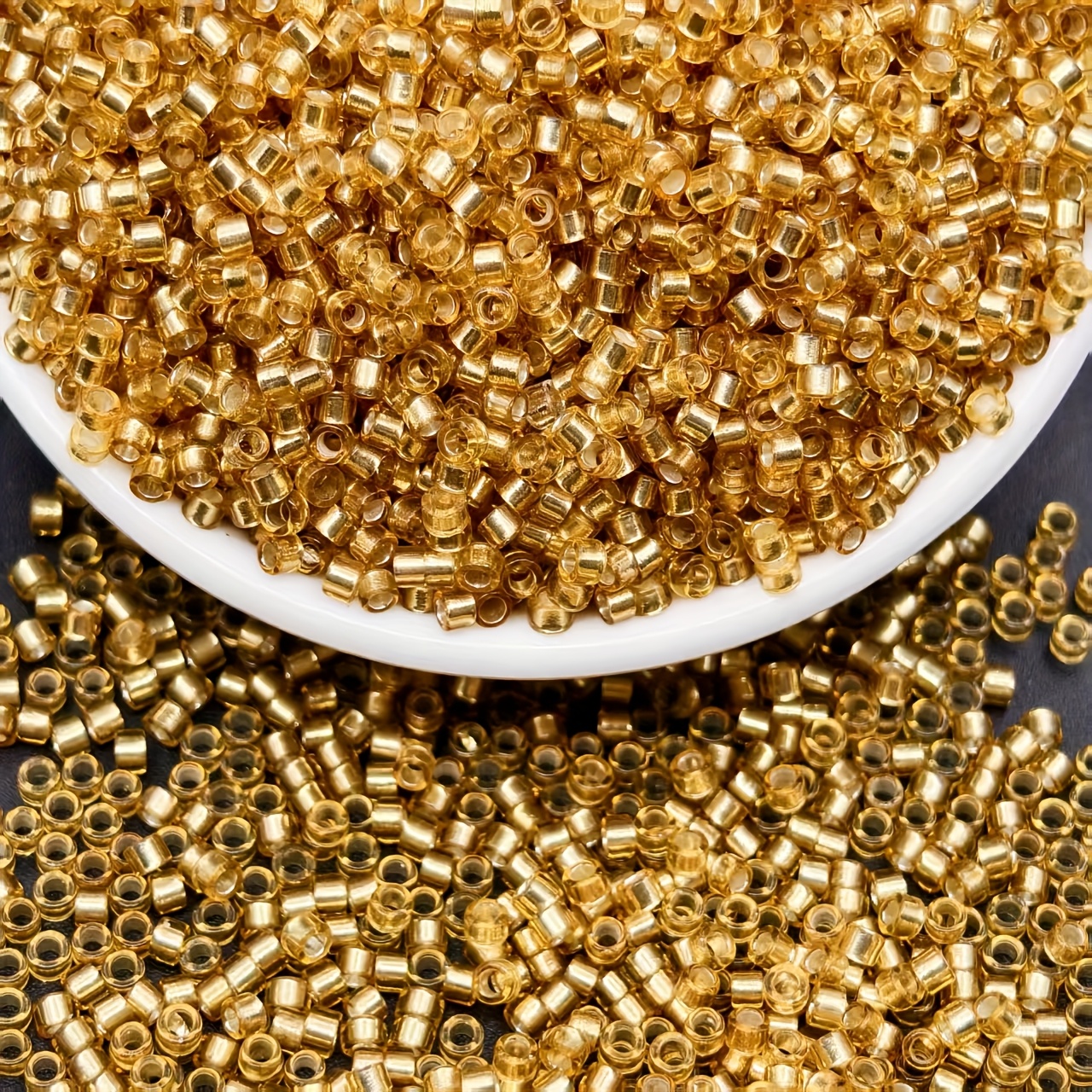 E-shop 1200 Stk./2400 Stk. Hochwertige silbrig-goldene Glas-Rocailles, 2,5 mm, für DIY handgenähtes Perlenbohren, Bastelarbeiten Schmuckherstellung.