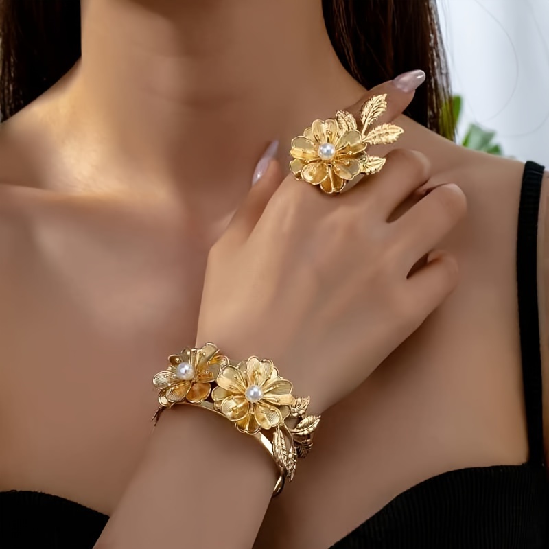 

Ensemble de bijoux de style bohème avec motif floral - Manchette en alliage non plaqué avec détails en imitation de perles et bague assortie pour femme, accessoire polyvalent pour tenue décontractée