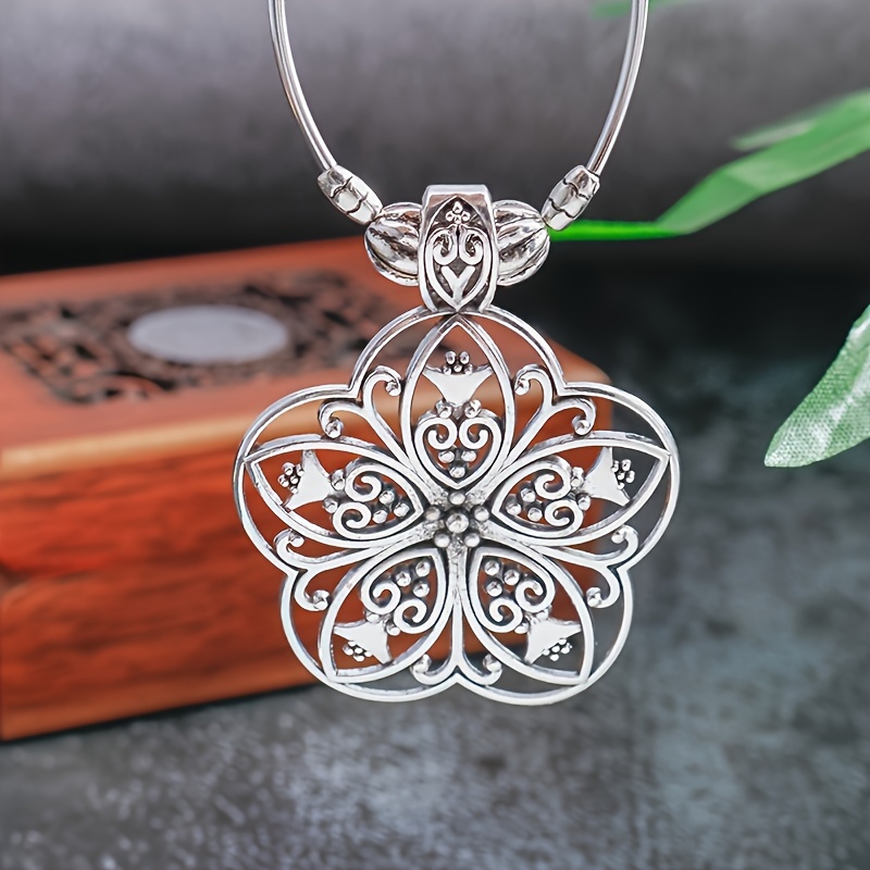 TEMU Unique 925 Silver Necklace In A Vintage Geometric Style: Hollow Floral Pendant An Innovative Jewelry Piece Ideal For Women.total Weight Of The