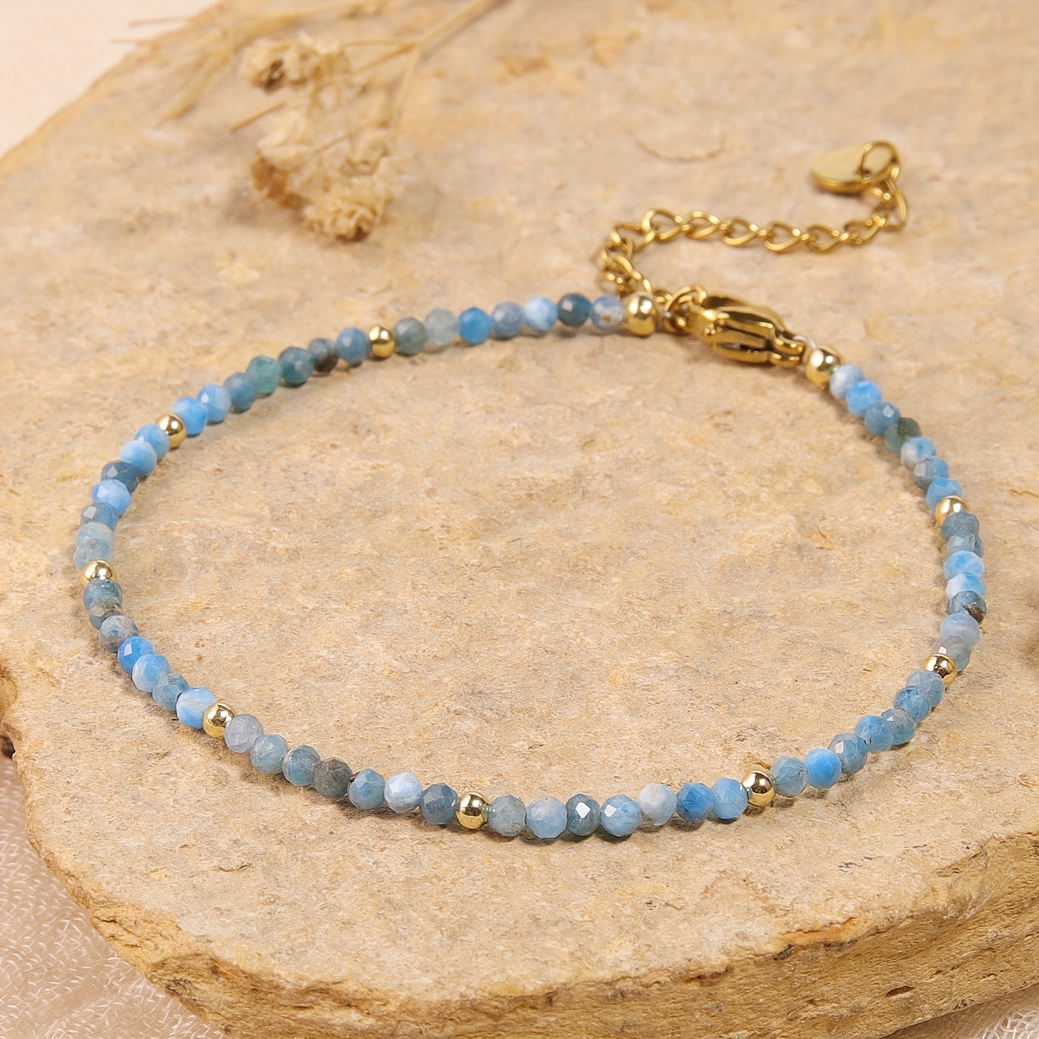 E-shop Minimalistisches Armband aus Naturstein mit facettierten blauen Apatit - Symbol für Kommunikation und , ideales Geschenk für die Abschlussfeier