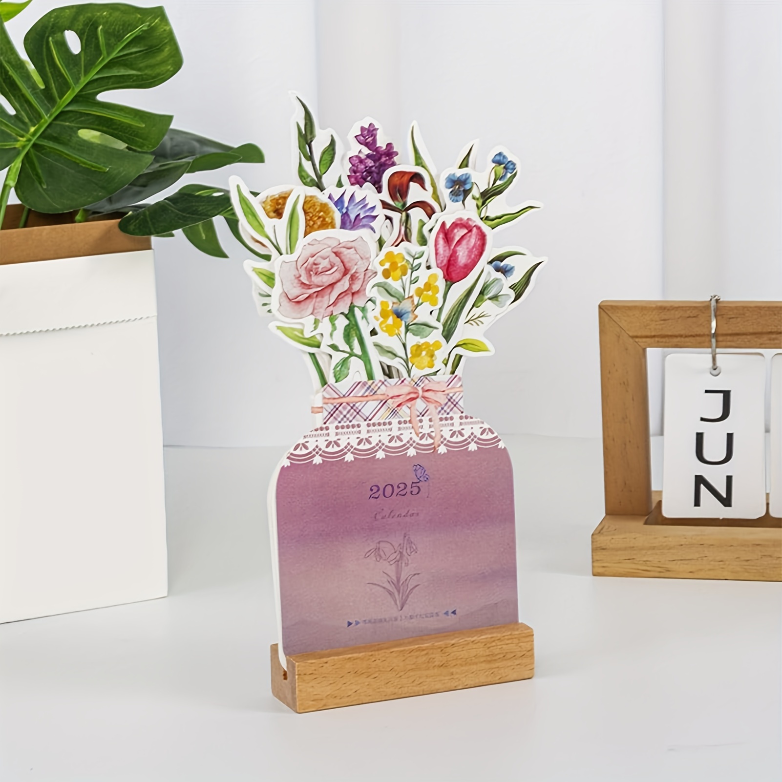 

Flower Desk Calendar 2025, Wooden Creative Vase Shaped Monthly Calendar Planner, 12 Months, Mini Vertical Flip Cover Decorative Flower Calendar, Suitable For Home, Office And Desktop Accessories