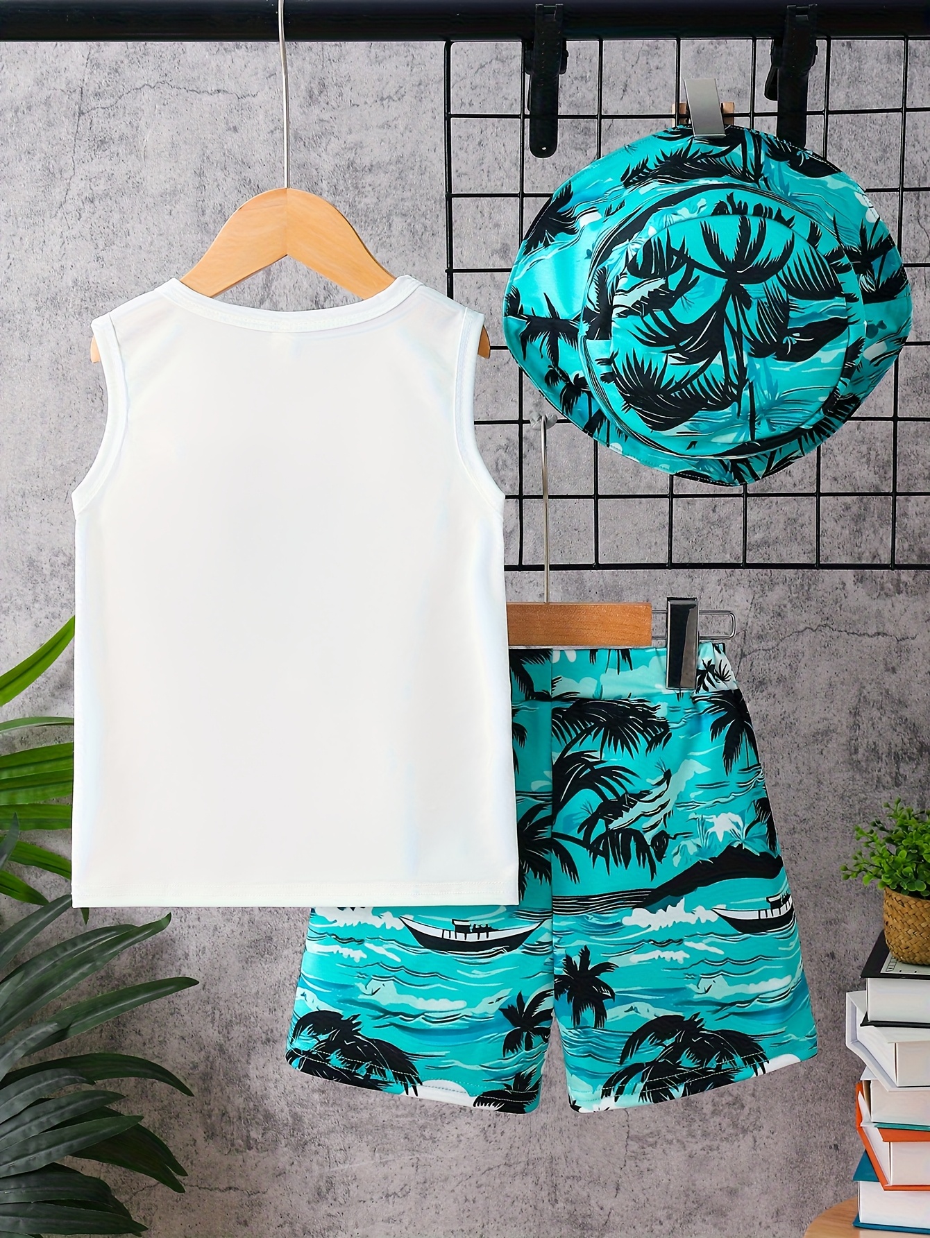 ensemble 3 pièces de shorts décontractés dété pour garçon : t-shirt débardeur blanc avec slogan à lettres, short de plage bleu et chapeau élégant. vêtement de sport dété tendance,  , confortable et   pour les vacances dété  , adapté aux sports de   et à   2