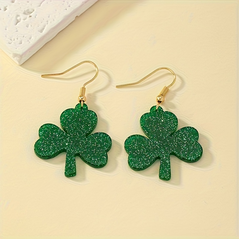 

A Pair Of Stylish Earrings For Ladies, Featuring A Simple And Cute Bohemian Cartoon Style With A Green Acrylic Three-leaf Clover, Suitable For Daily Parties.