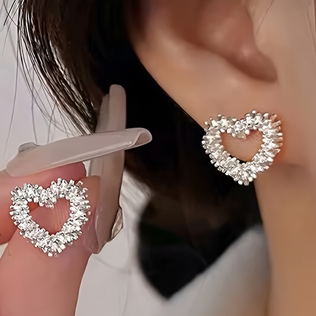 

Exquisite Hollow Heart Shaped Stud Earrings Zinc Alloy Jewelry Vintage Elegant Style Match Female Dating Earrings