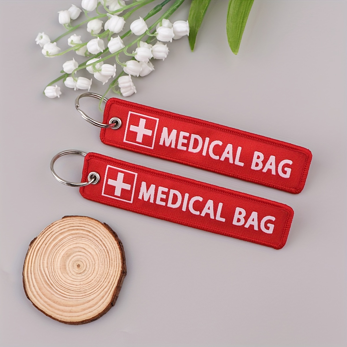 

Medical Bag Keychain - Character Theme Cartoon Design, Rectangular Floating Key Ring With Split Closure - Key Holder Accessory For Men And Women, Ideal For Gifts (1 Pc)