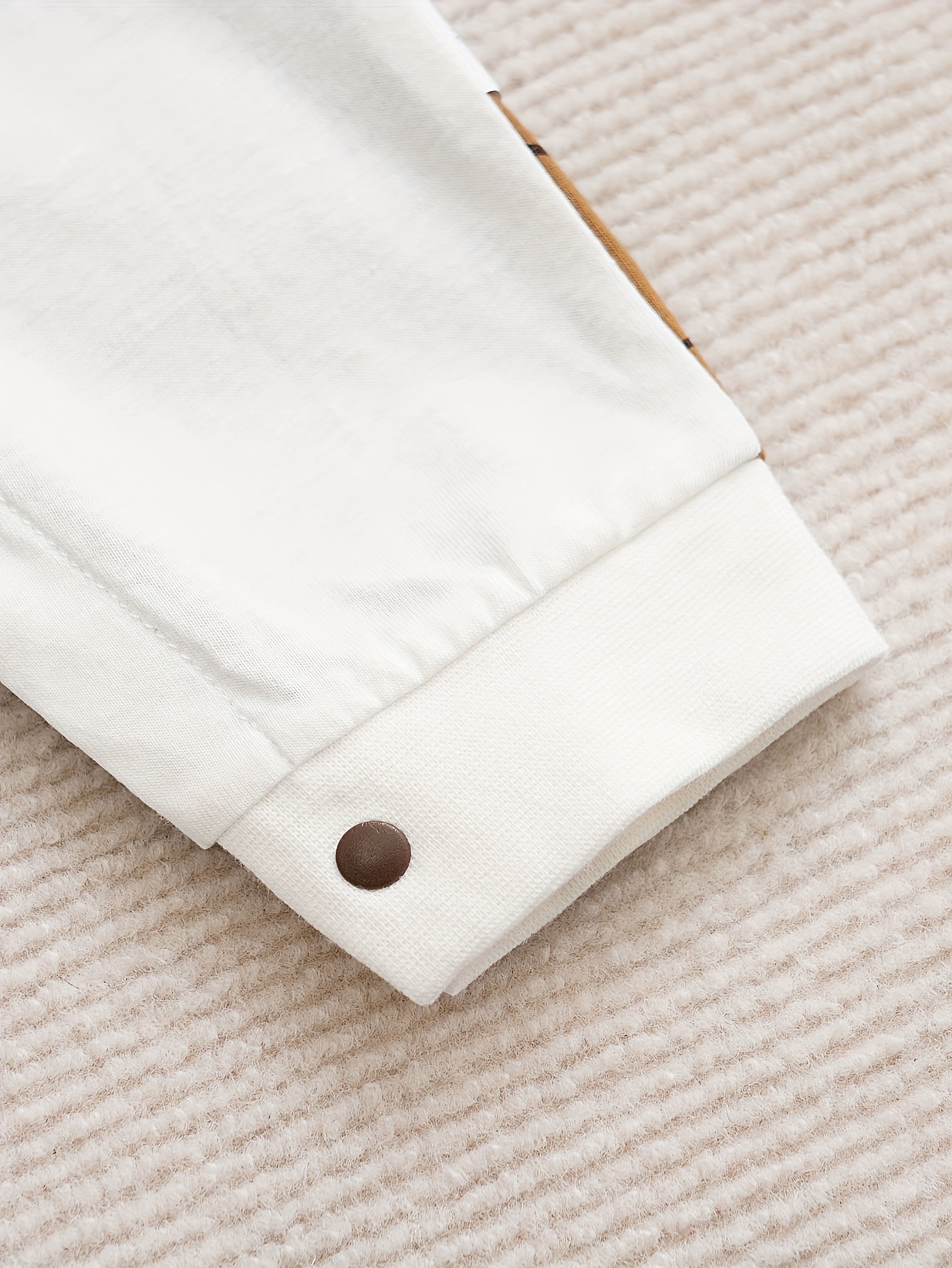 Bruin-witte romper met lange mouwen