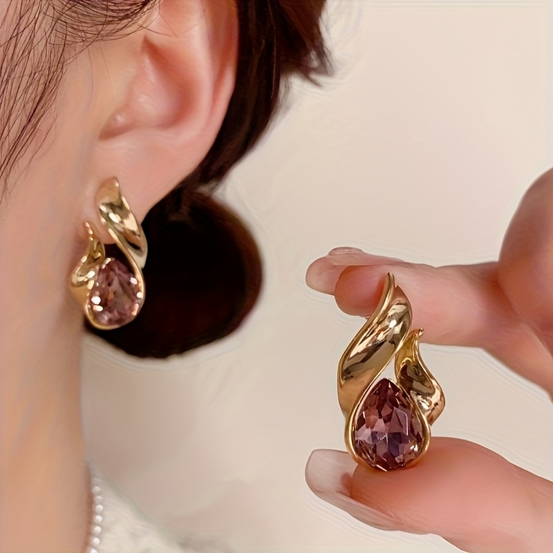 Exquisitely Crafted and Uniquely Stylish, This Metal-shaped Earring Features Dazzling Deep Pink-purple Resin Inlays, Showcasing a Delicate Aesthetic That Catches the Eye. A Must-have Trendy Accessory for Women, Perfect for Banquets, Daily Wear