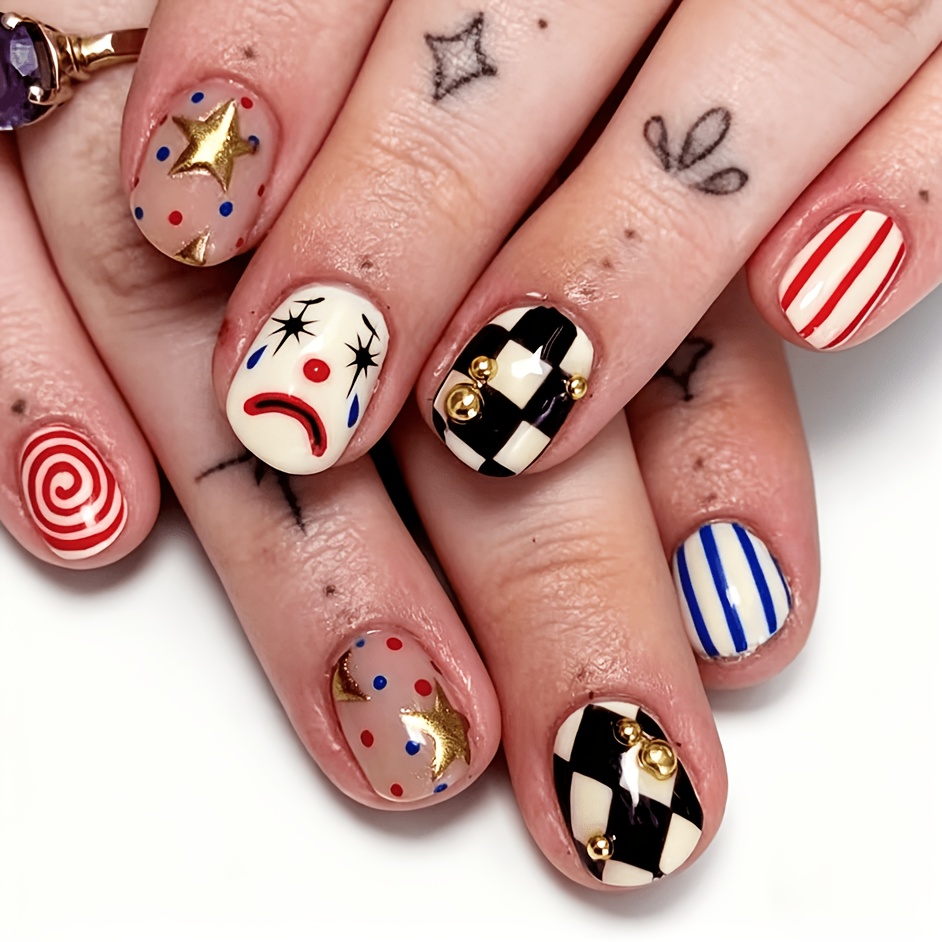 TEMU 24 uñas postizas cortas y redondas de presión para manos y pies - Uñas postizas temáticas de con cara de triste, tablero de ajedrez, rayas, y