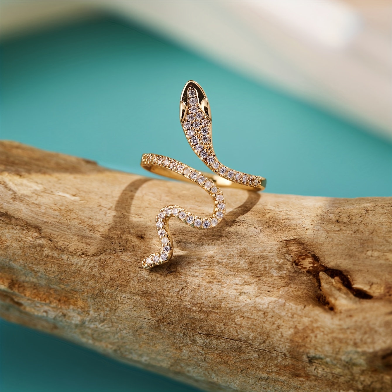 A Stylish And Minimalist Snake-shaped Luxury Ring With A For Women, Featuring An Open Index Finger Style