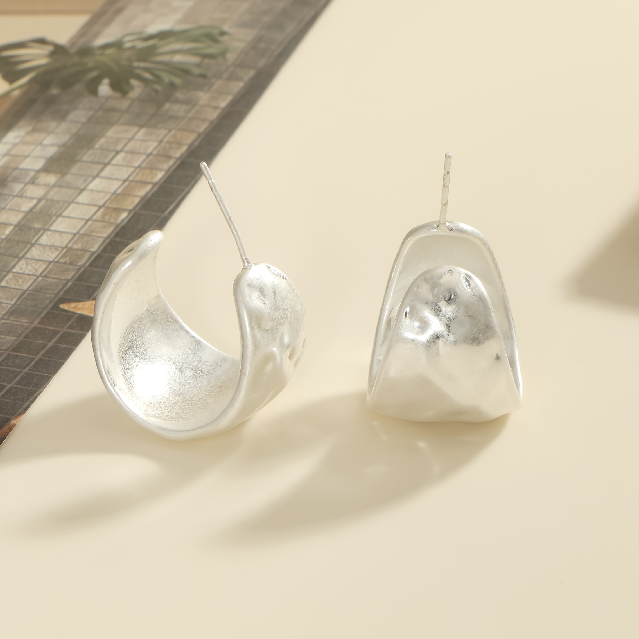 E-shop 1 Paar modische Damen-Ohrstecker, silbrig gehämmerte Ohrstecker in Bogenform, hochwertiger eleganter Stil, hypoallergenes Material, geeignet für