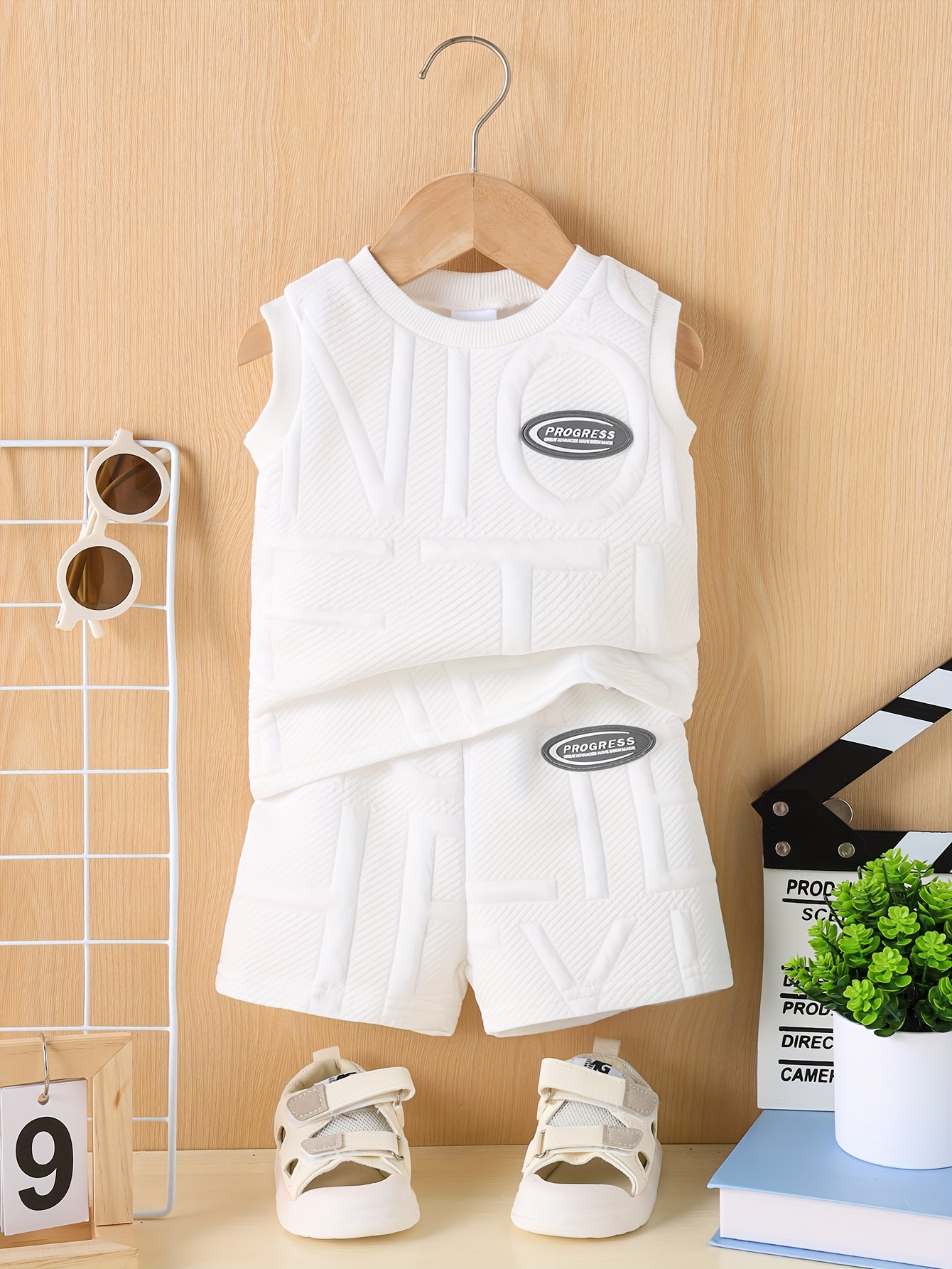 2 Baby Letter Full Print Embossed Summer Set - Comfortable Round Neck Tank Top and Shorts with Zhangzi Details, Suitable for Outdoor Children's Clothing, Perfect for Outdoor