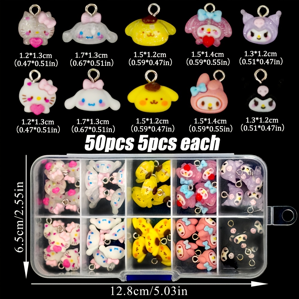 E-shop 50 Stück Sanrio Charakter Perlen Set - 10-Fächer Box mit Hello Kitty/Kuromi/Pompompurin/My Melody/Cinnamoroll Glänzende und Matte Charm Perlen,