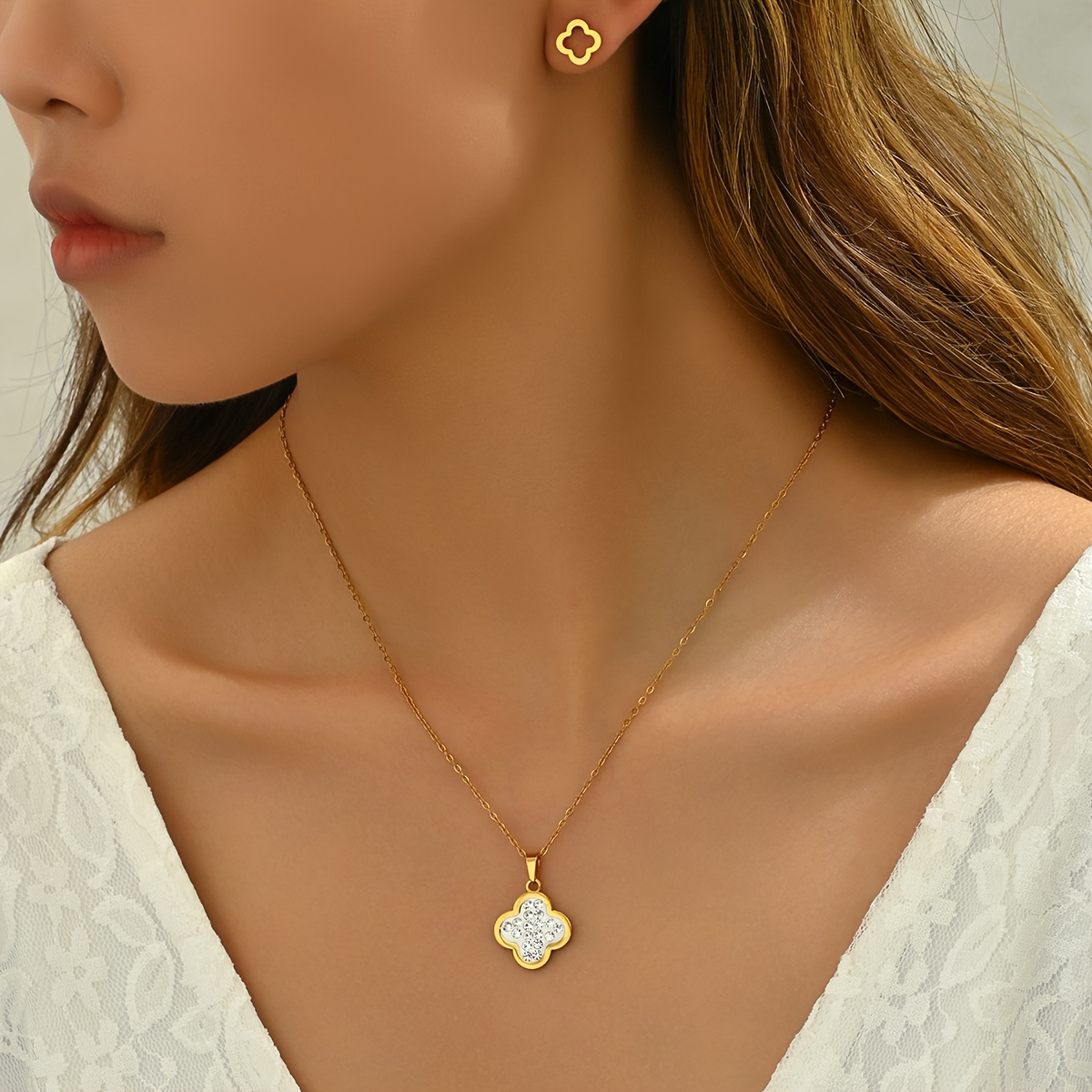 Bundle 2 18k Gold clover deals pendants