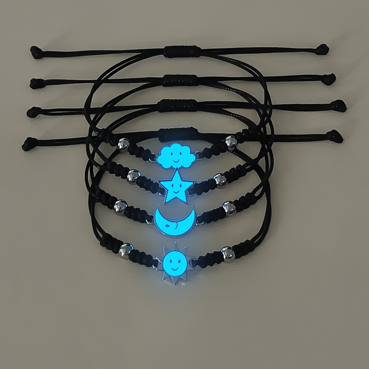 TEMU Juego de 4 pulseras que en con formas de sol, luna, estrellas y con felices, pulseras , regalos de festival, regalos familiares, pulseras del