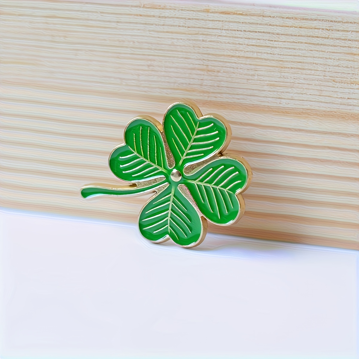 E-shop Vintage-inspirierte Vierblättrige Kleeblatt-Broschen - Grüne Legierung Modeaccessoires für Frauen, für Mäntel, Abendkleider und Einzigartige