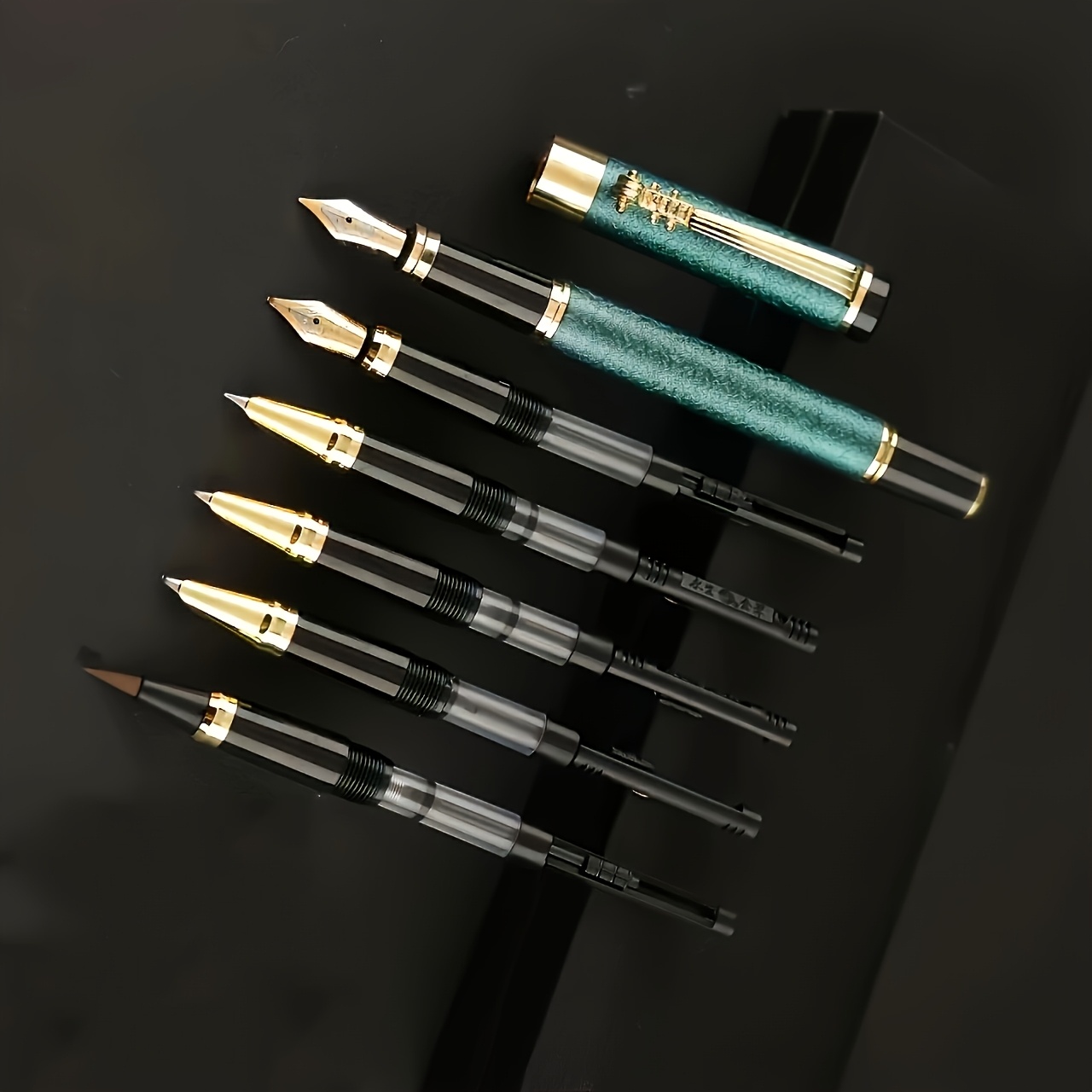 E-shop Ein Set aus 6 Füllfederhaltern mit verschiedenen Federstärken für unterschiedliche Schreibdicken, inklusive Pinselspitze. Ein Stift für sechs