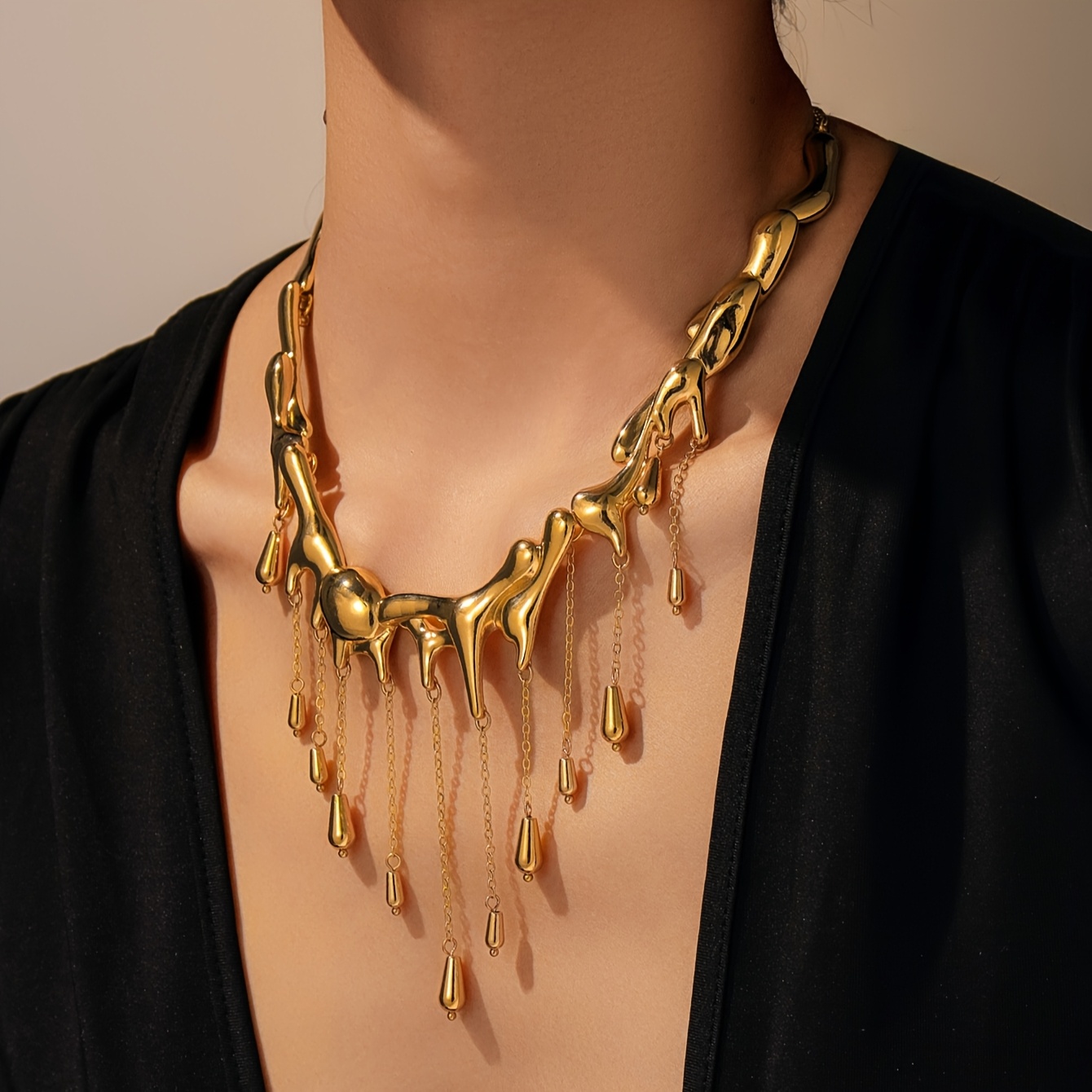 A Designed Niche Irregular-shaped Choker With A Dangling Tassel Chain, A Close-fitting Neck Collar Suitable For Everyday Versatile Wear
