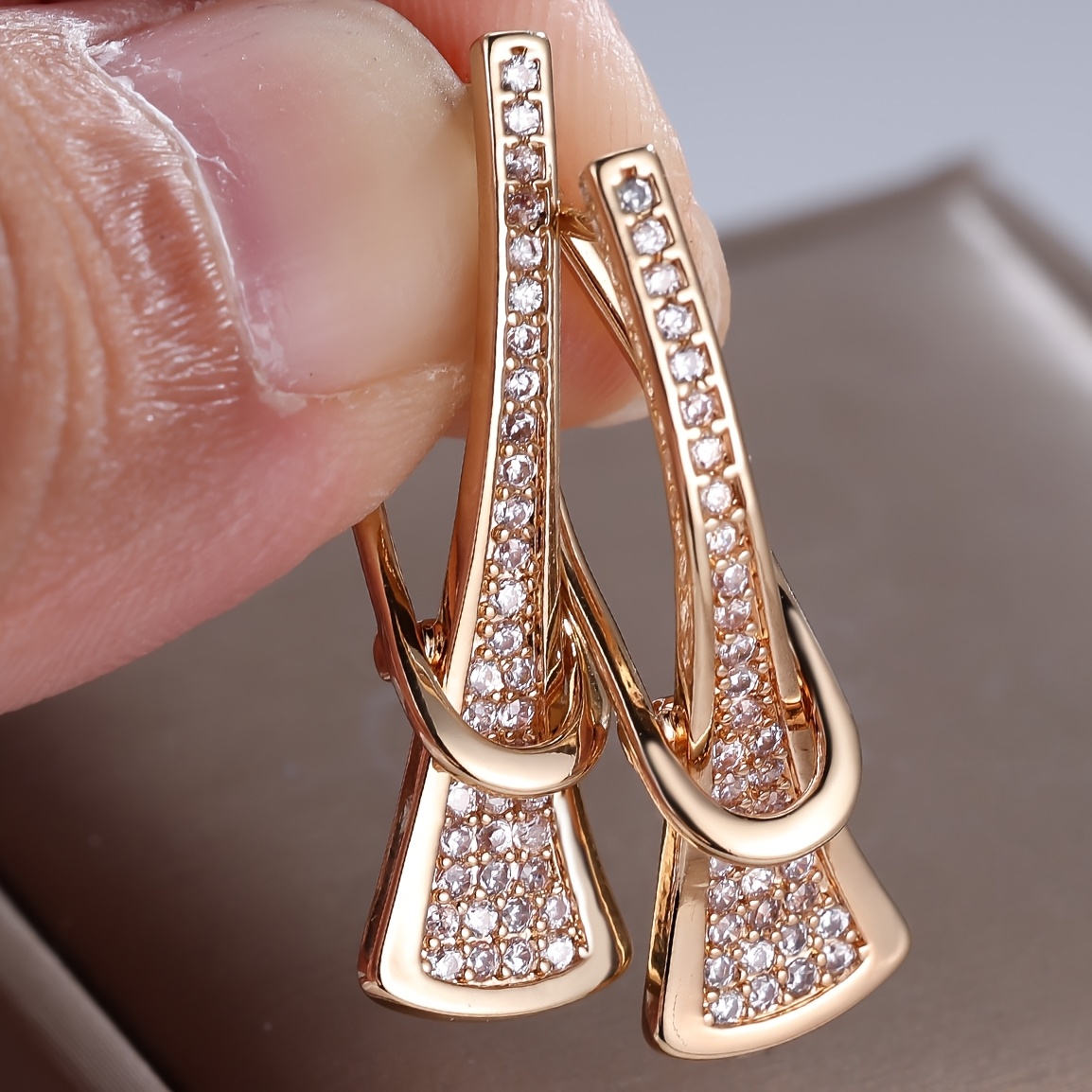 E-shop ANGOL Paar weiße synthetische Zirkonia-Ohrringe für Damen, vielseitig klassisch luxuriös elegant persönlich exquisiter Schmuck Accessoires