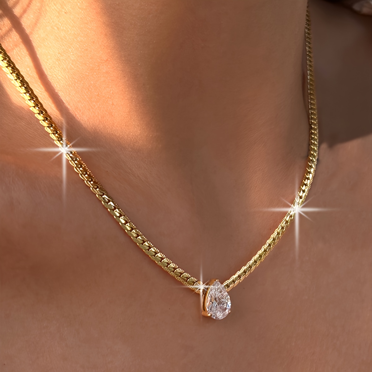 E-shop Ein europäisch-amerikanisches Wasserfall-Zirkonia-Schlangenknochen-Halsband aus Edelstahl, Nischen-Design Retro High-End Synthetische Zirkonia