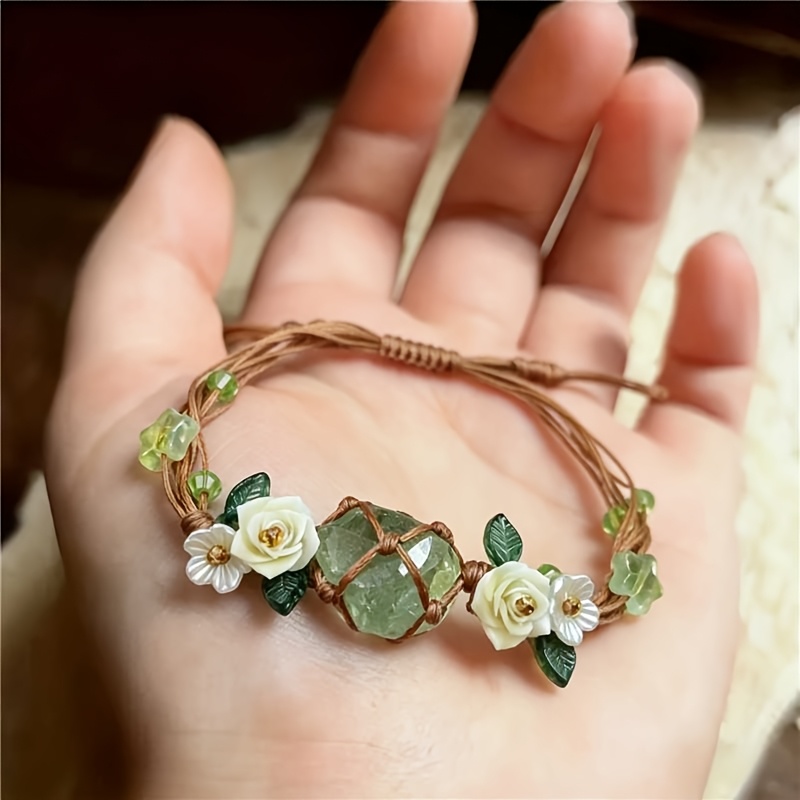 E-shop Handgewebtes grünes Kristallarmband mit weißen Rosen und Glasblättern, verstellbares Bohemian Quasten-Armband, natürliches