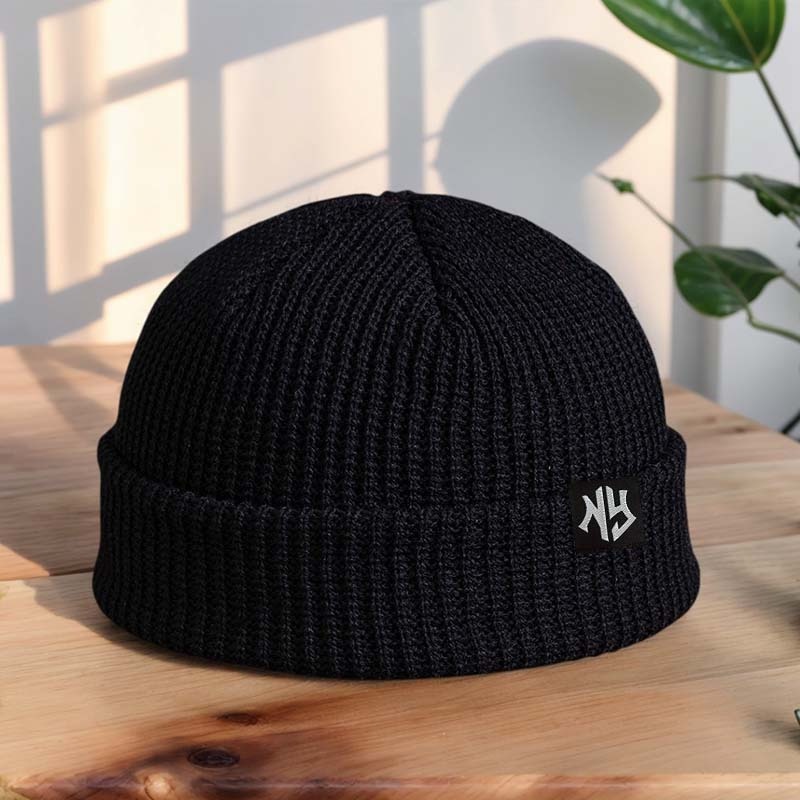 E-shop Eine unisex NY Label Strickmütze, weich und bequem, mit einem stilvollen und vielseitigen Design, für den Außenbereich und einen trendigen
