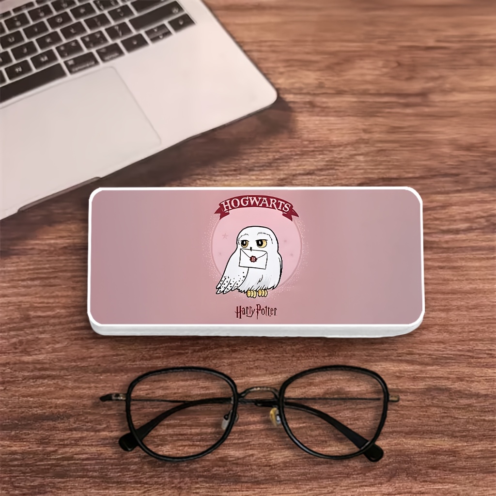 TEMU 1 pieza Estuche para gafas de PU temático de de WARNEB BROS (WB), para gafas graduadas y de moda, resistente a la presión con paño de limpieza,