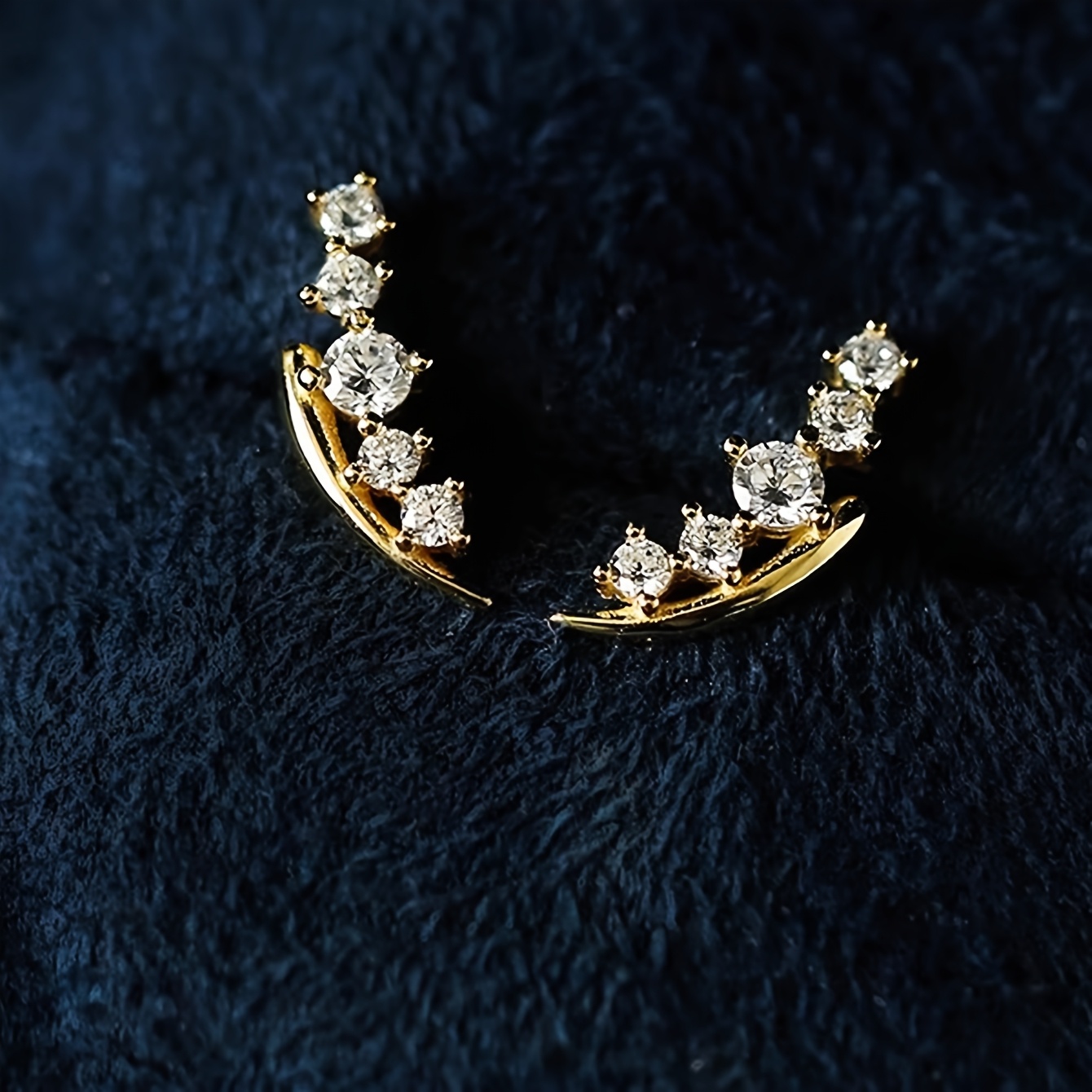 2 Ladies' Golden Stud Earrings Inlaid With White Zirconia Shaped Like Meteors