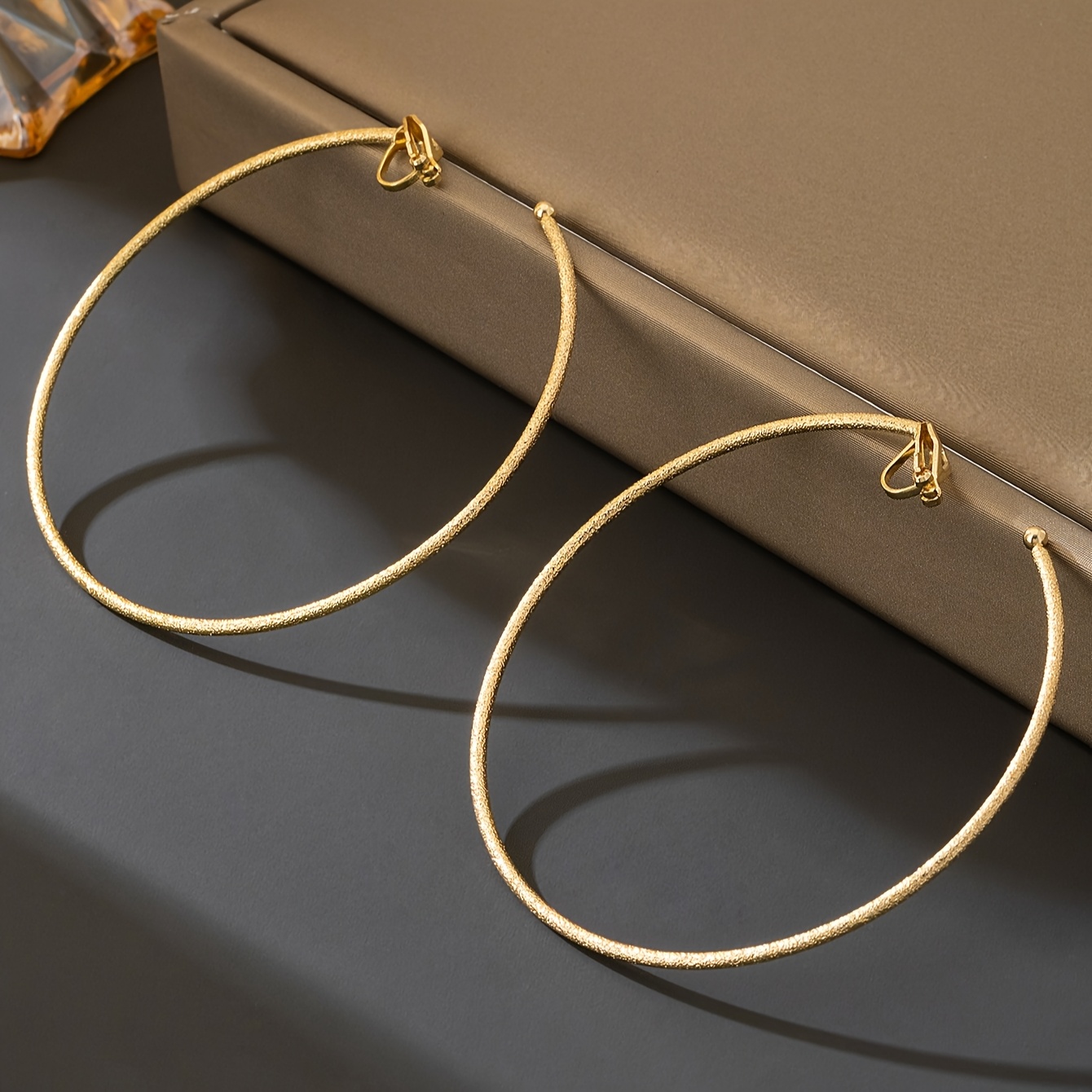 TEMU Un Par de Aretes Grandes de Aro con Diseño de Clip, Estilo Vintage, Geométricos y Calados, Aretes para Mujer, Regalo para Fiestas