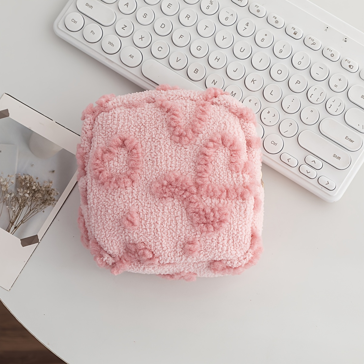 TEMU Nouvelle pochette de Cosmétique carrée en peluche automne-hiver, petite pochette en peluche à motif de cœur, disponible , blanc, etc. Convient à