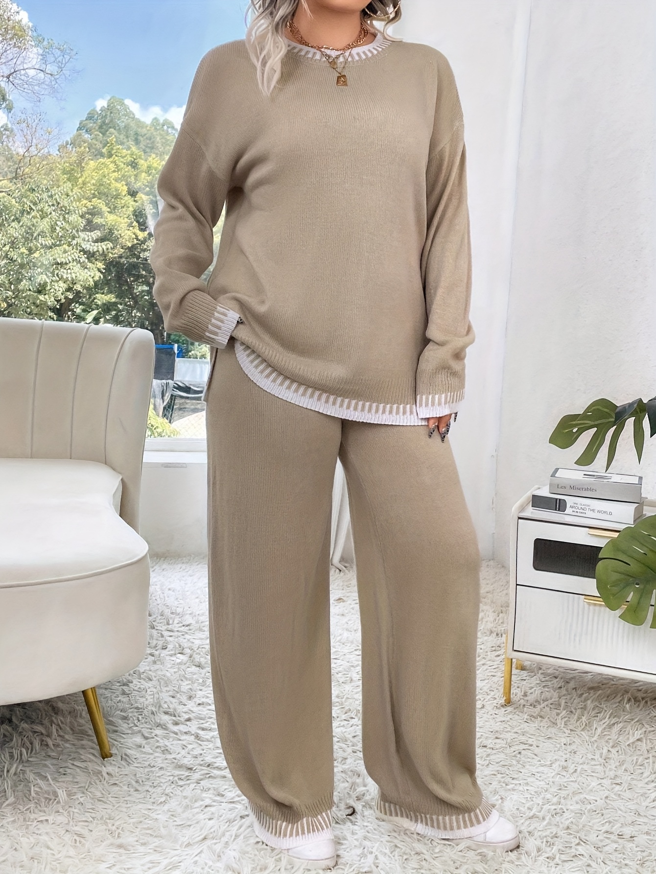 Plus Size Damen Outfit mit braunem Colorblock Sweater und Hose – Rundhals, Langarm, Stretch