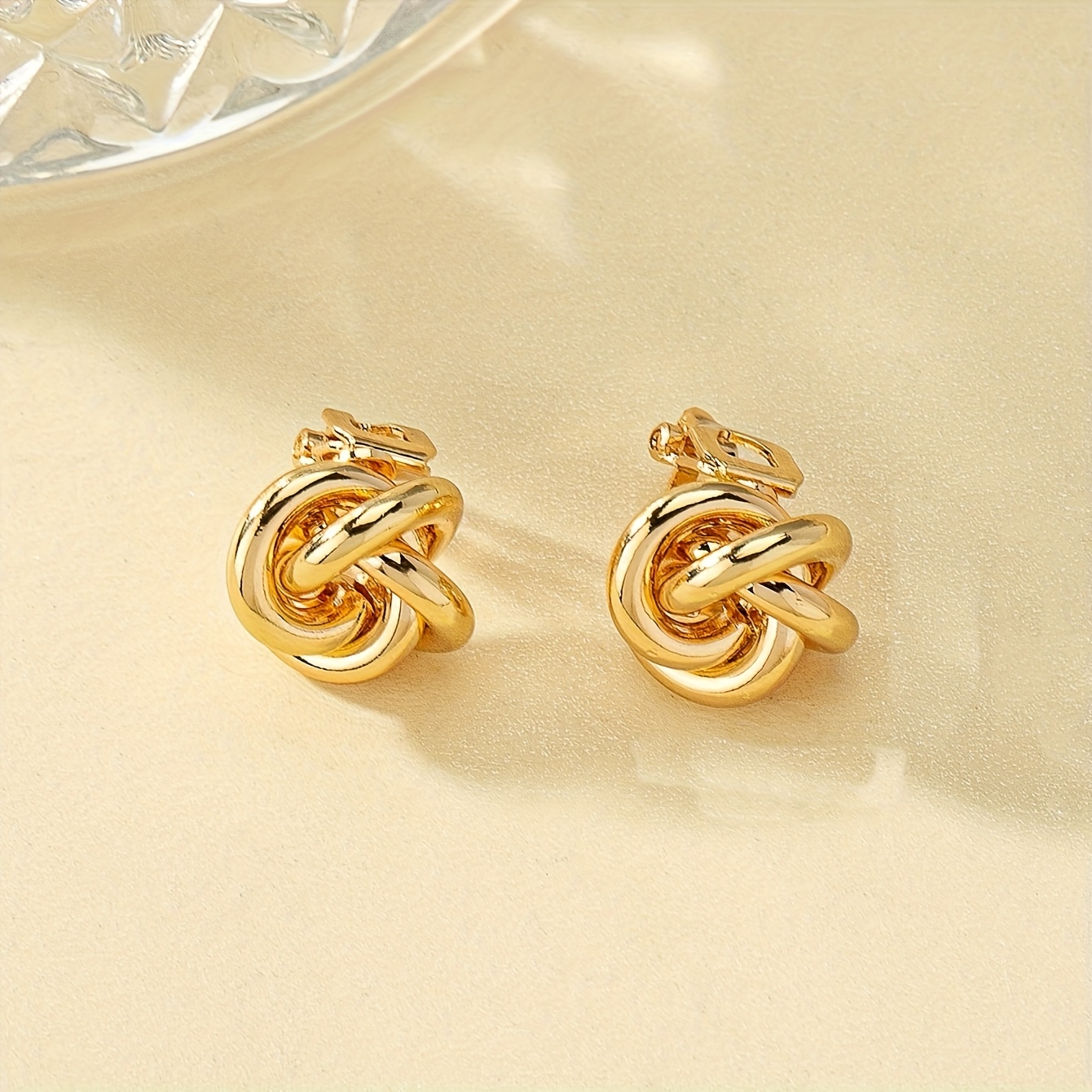 A Pair Of Women's Fashion Clip-on Earrings, Twisted Geometric Metal Ear Clips, No Piercing Accessories For Daily Wear And Dating