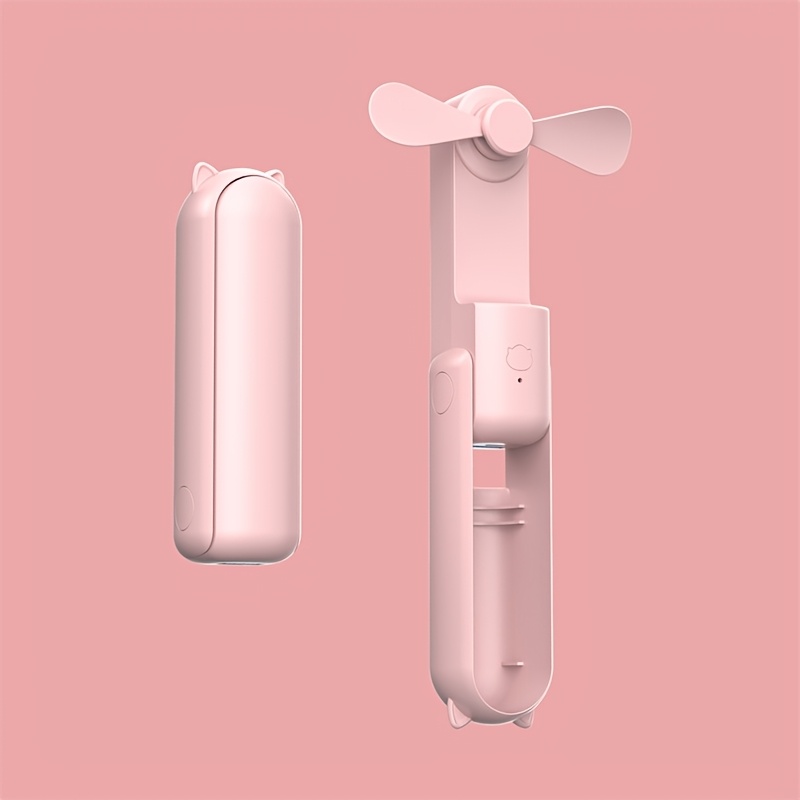 Un ventilateur portable qui double d'une banque d'alimentation, mini et pliable, silencieux pour une utilisation en dortoirs ou bureaux sur un bureau.