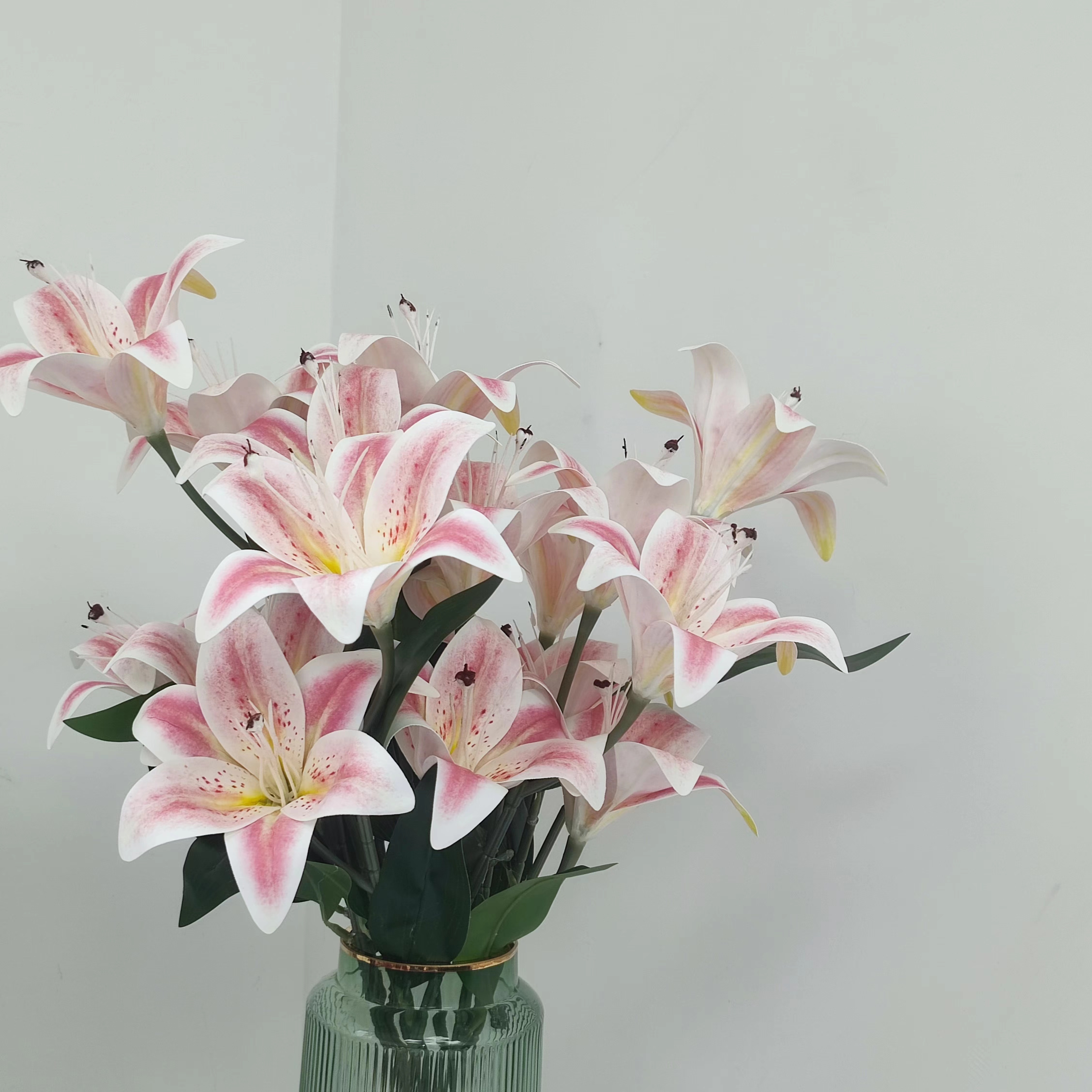 

Luxury 9-head 3d Lifelike Artificial Lily Bouquet, Moisture-retaining Plastic Fake Flowers For Home Decor, Wedding And Engagement, Tabletop Floral Arrangement, Seasonal Holiday Gifts - No Container