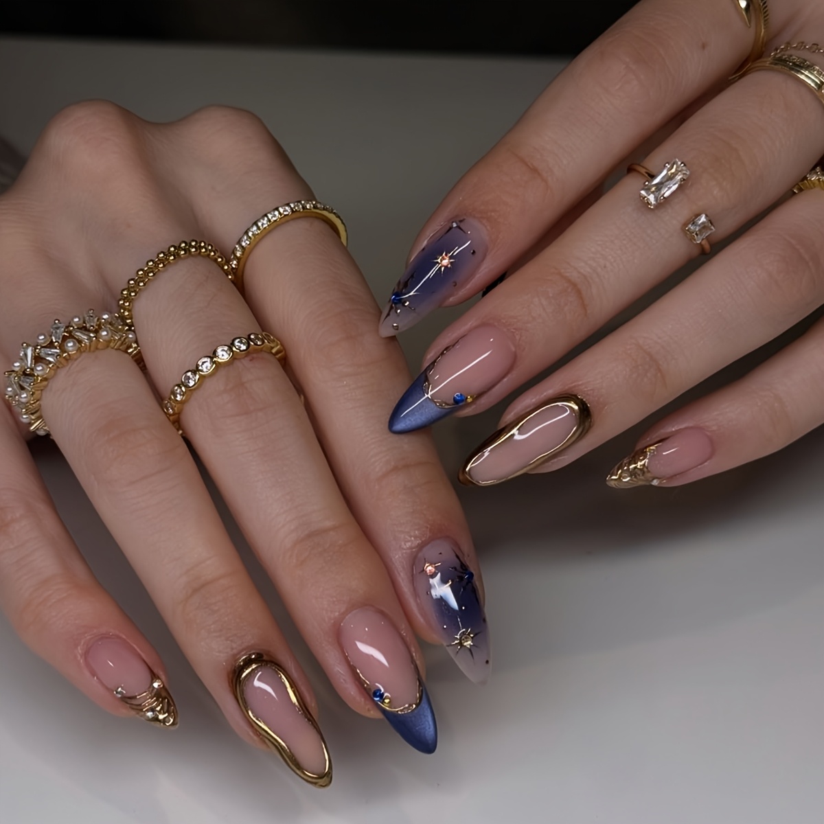 E-shop 24-teilige mandelförmige Press-on-Nägel, geeignet für Partys & Freizeitkleidung – Tiefseeblau verlaufende French-Tip-Glitzer- & Acrylnägel mit