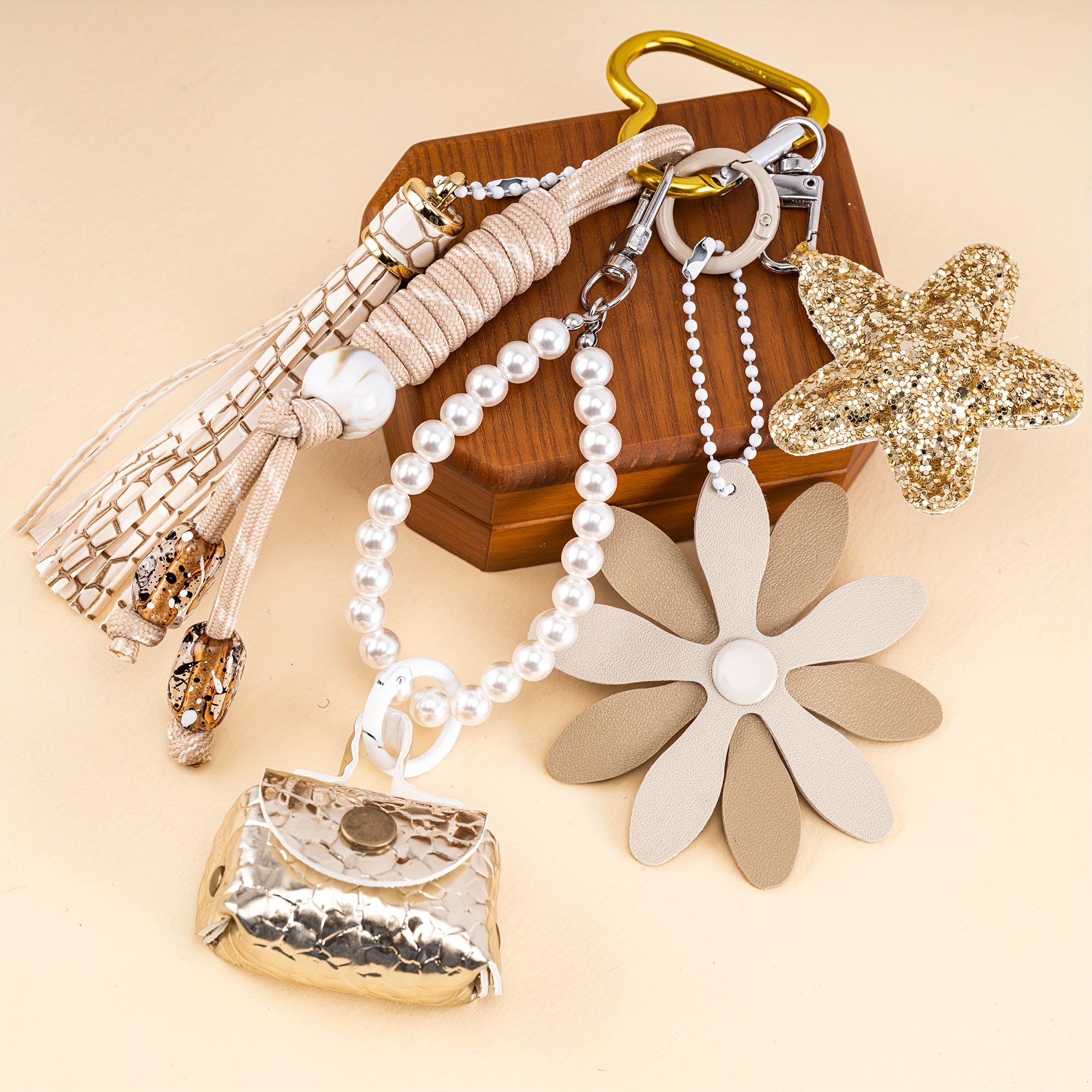 E-shop 2D-Flach, 4 Stk./. Exquisiter trendiger High-End-Schlüsselanhänger-Anhänger aus PU-Leder mit 2D-Blumen- Sternmotiv, Perlen- Quastenverzierung,