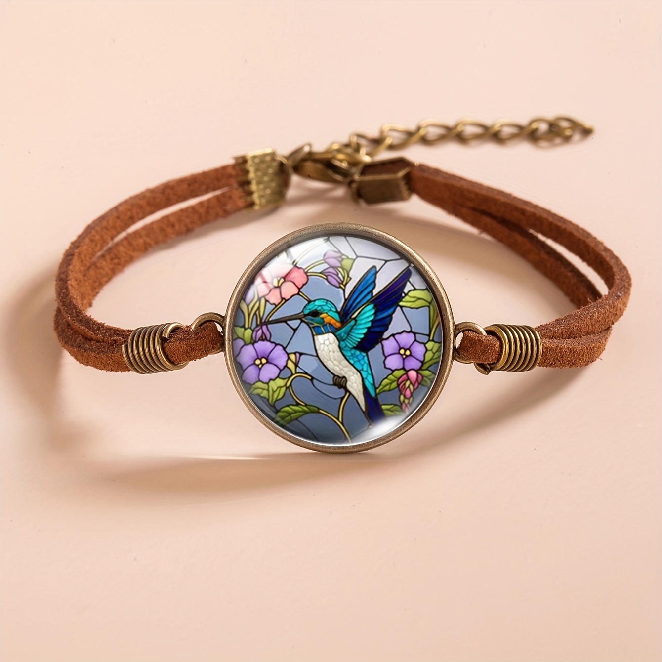 

Bracelet Charm Vintage avec & Fleurs en Verre avec Cordon en Suède Marron – Ajustable, Fermoir Doré – pour Tenue Décontractée ou