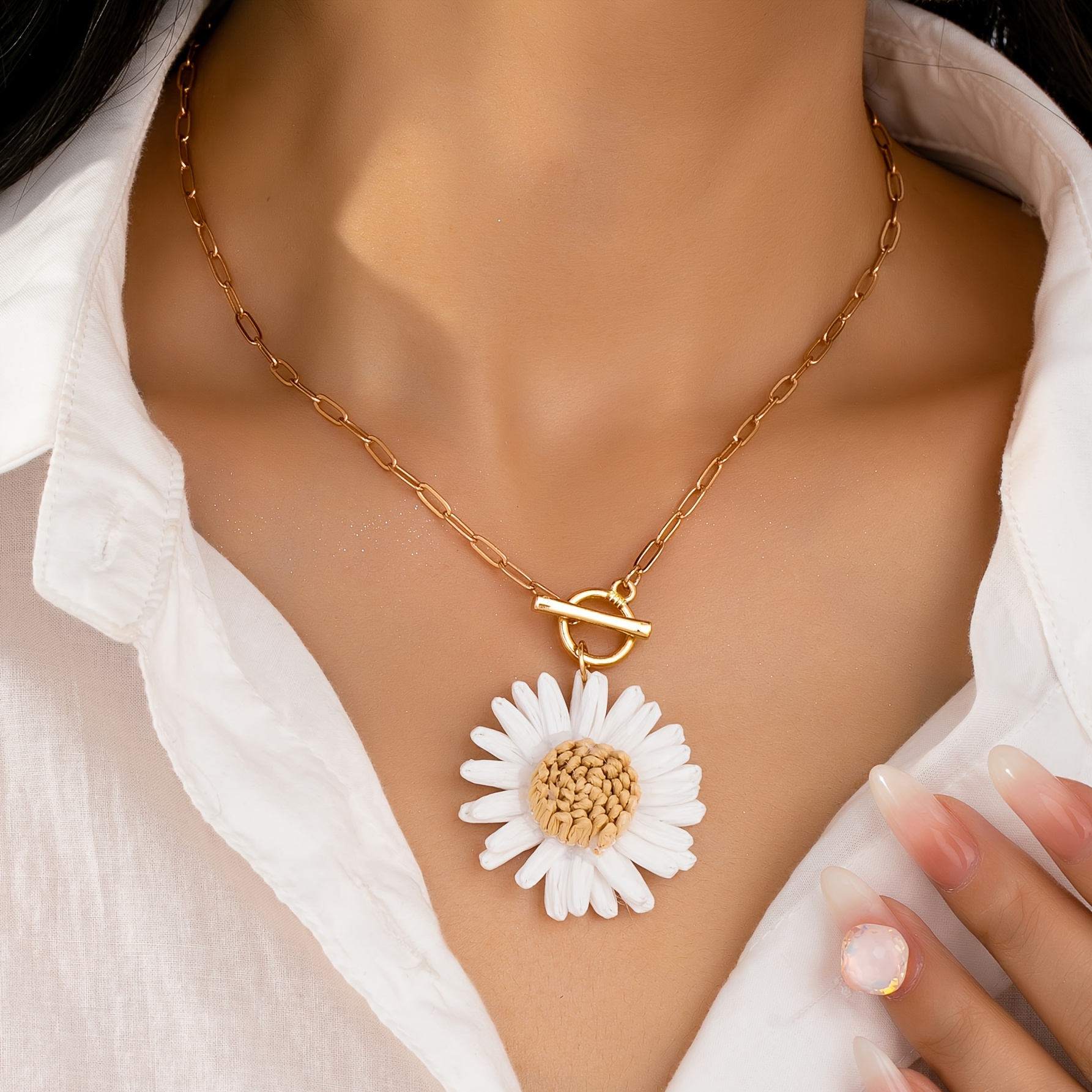 A Casual Lady Elegant And Romantic Raffia Daisy Necklace, Suitable For Holiday Parties, Festivals, And Daily Wear