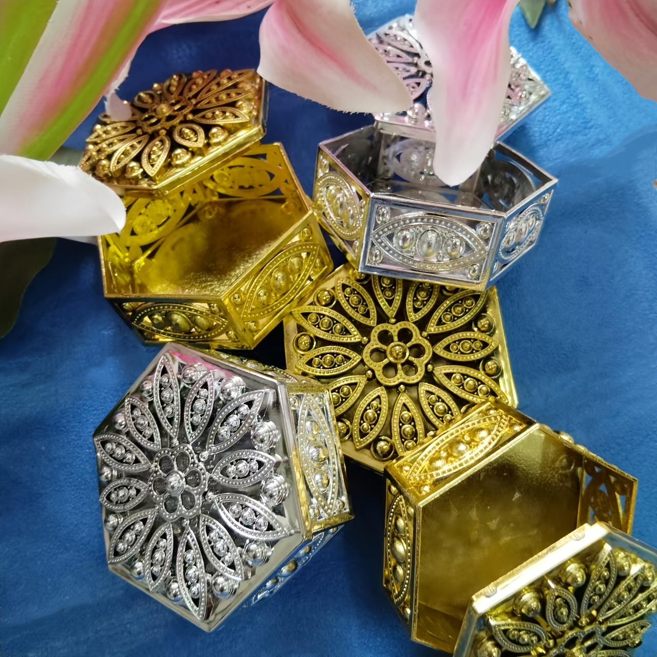 

A Creative European-style Hollow Golden Hexagonal Candy Box With Creative Golden-plated Plastic Packaging Box And -plated Plastic Box.