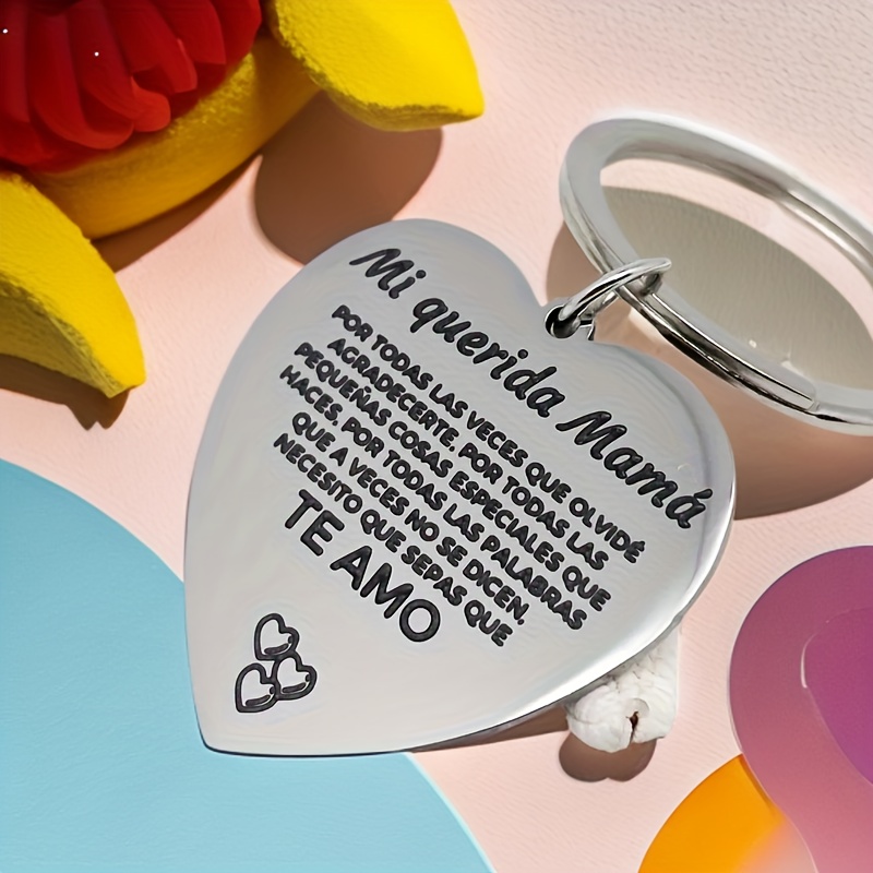 

A Heart-shaped Keychain Carved With Love Messages In Spanish, A Stainless Steel Keychain For Mom - A Lovely Day Gift With An Inspiring Date, Perfect Jewelry Gift