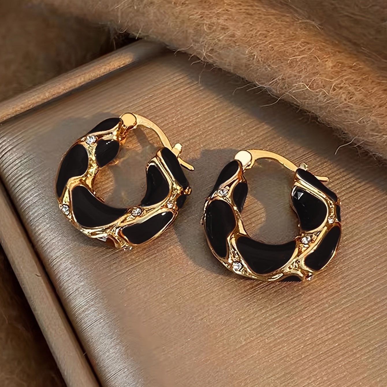 1 Pair Of Retro Minimalist Geometric Drip Oil Artificial Glass Inlaid Women's Fashionable And Personalized Daily Earrings