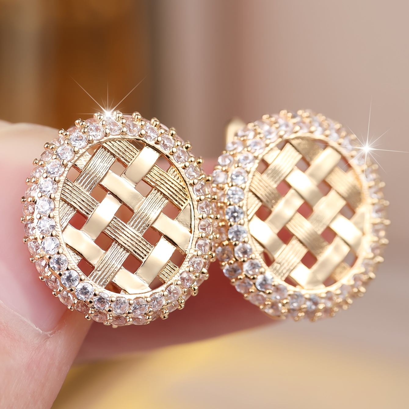 Exquisite Unisex Ear Hoop with White Synthetic Zircon