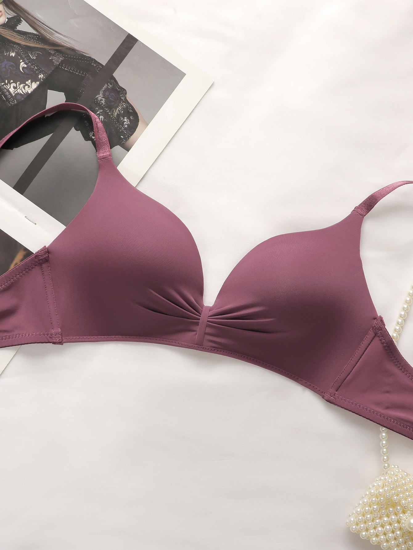A Set of Women'S Classic Sexy Wireless Bras That Provide a Gathered Look.