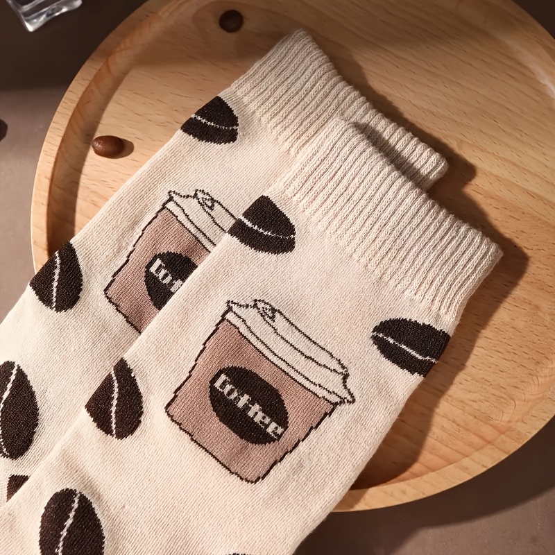 E-shop Ein Paar Herren Mid-Calf Socken mit einem kreativen und stylischen Cartoon-Kaffee-Themen-Design. Diese dünnen und atmungsaktiven Socken sind